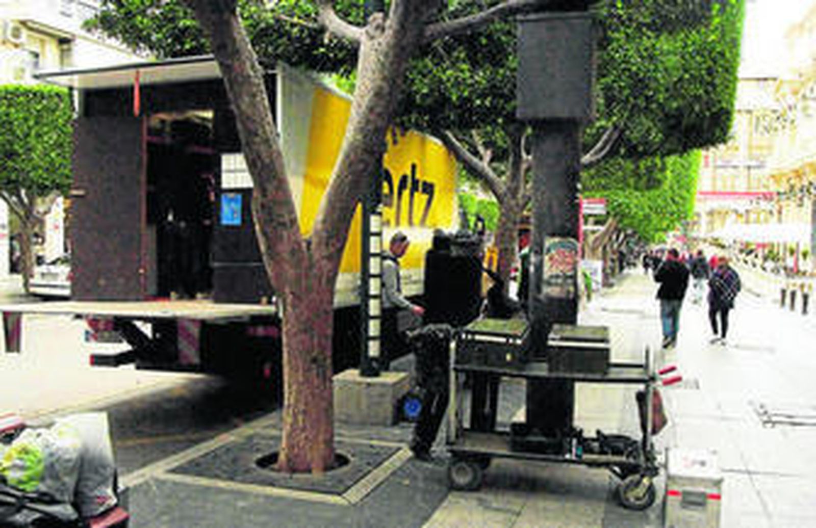 Varios camiones en el Paseo indicaban ayer a los almerienses que había un rodaje en el Cervantes.