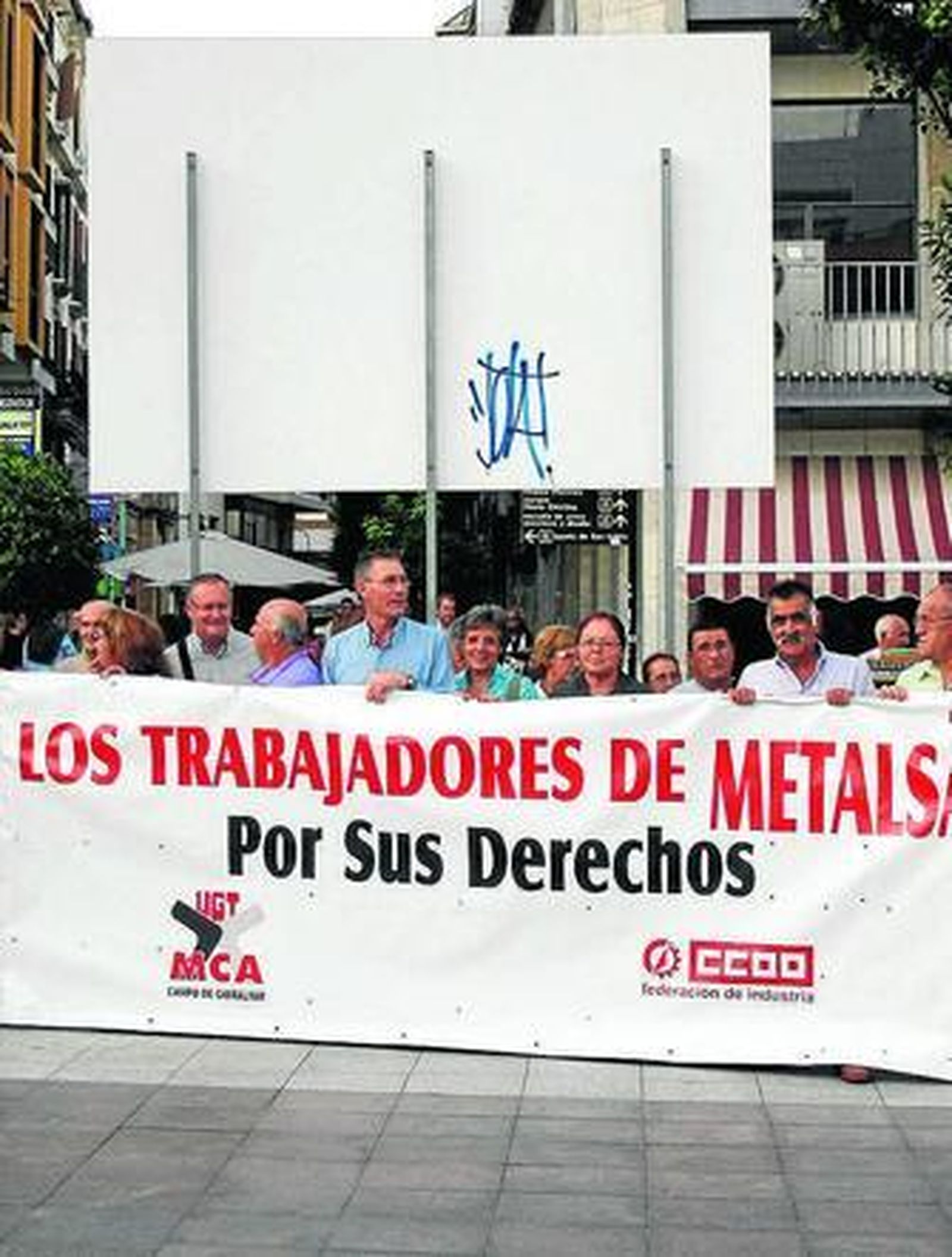 Los ex trabajadores concentrados en la Plaza Alta, ayer.