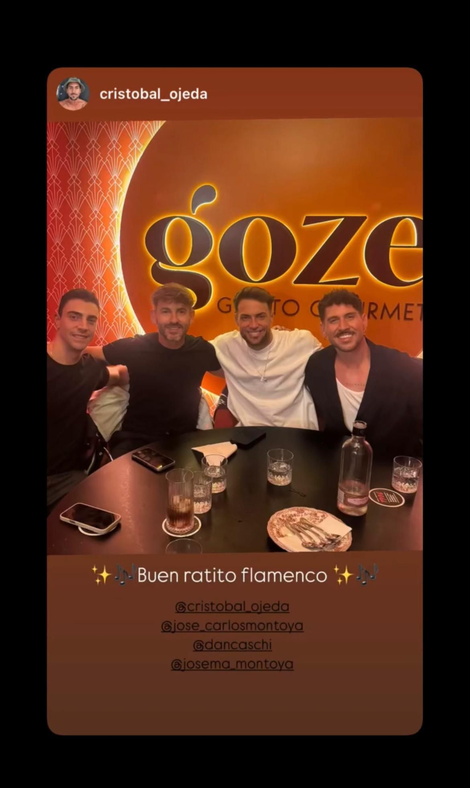 Montoya junto a unos amigos en Goze Garito Gourmet, un local de Utrera.