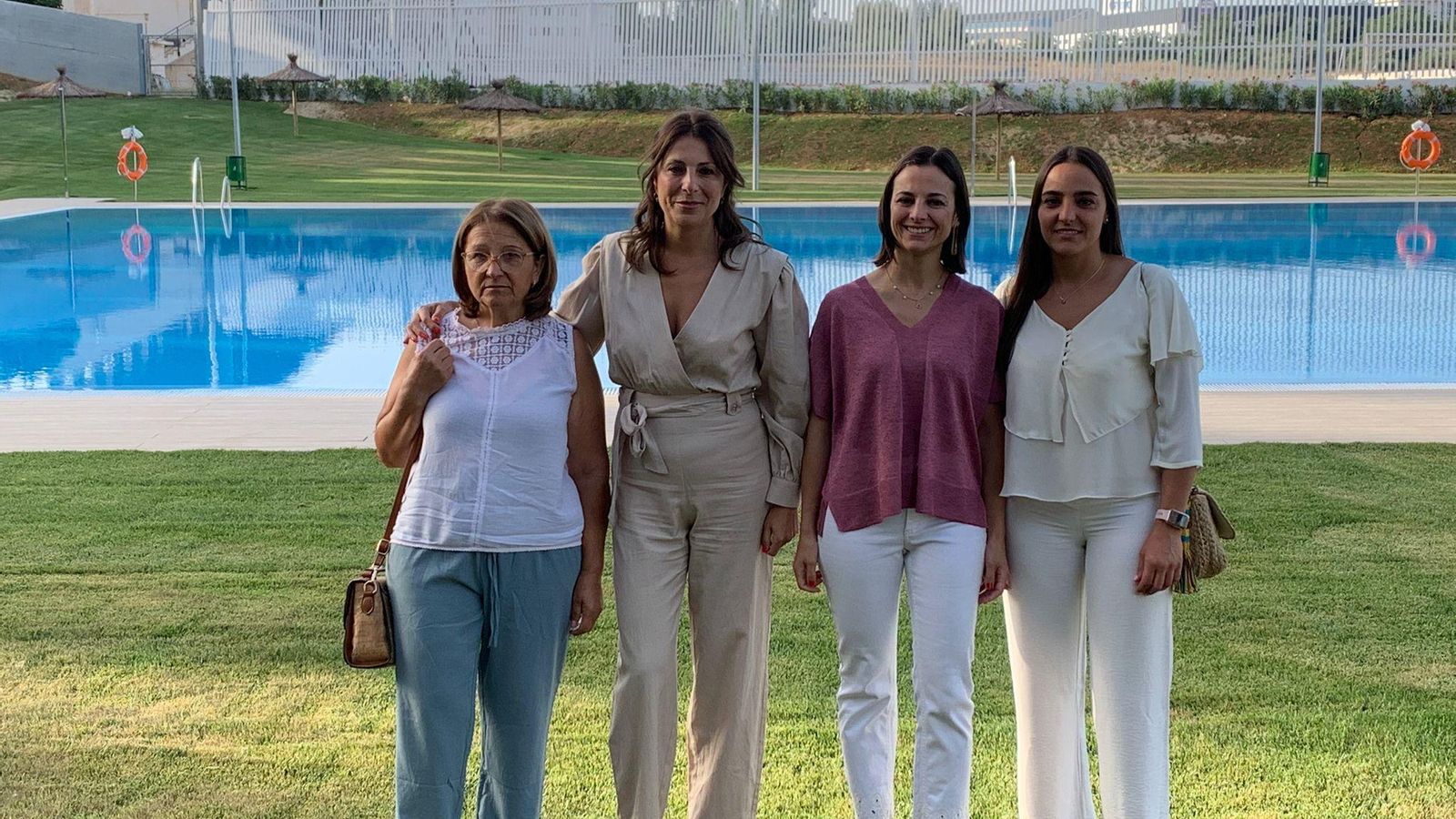 La familia de Manolo López junto a la alcaldesa de la ciudad. La familia de Manolo López junto a la alcaldesa de la ciudad.