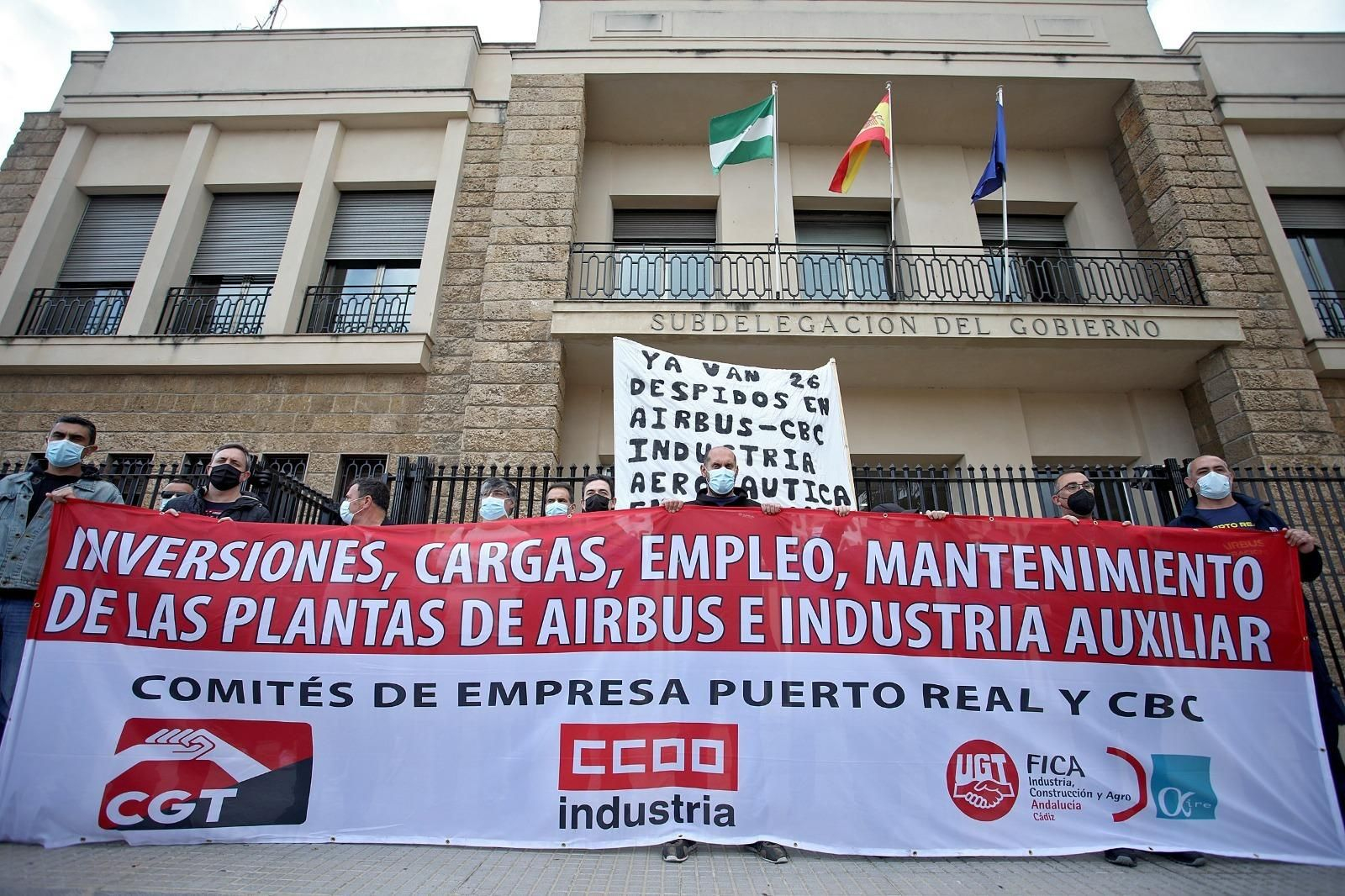 Protesta de los trabajadores de Airbus Puerto Real ante la Subdelegación del Gobierno.