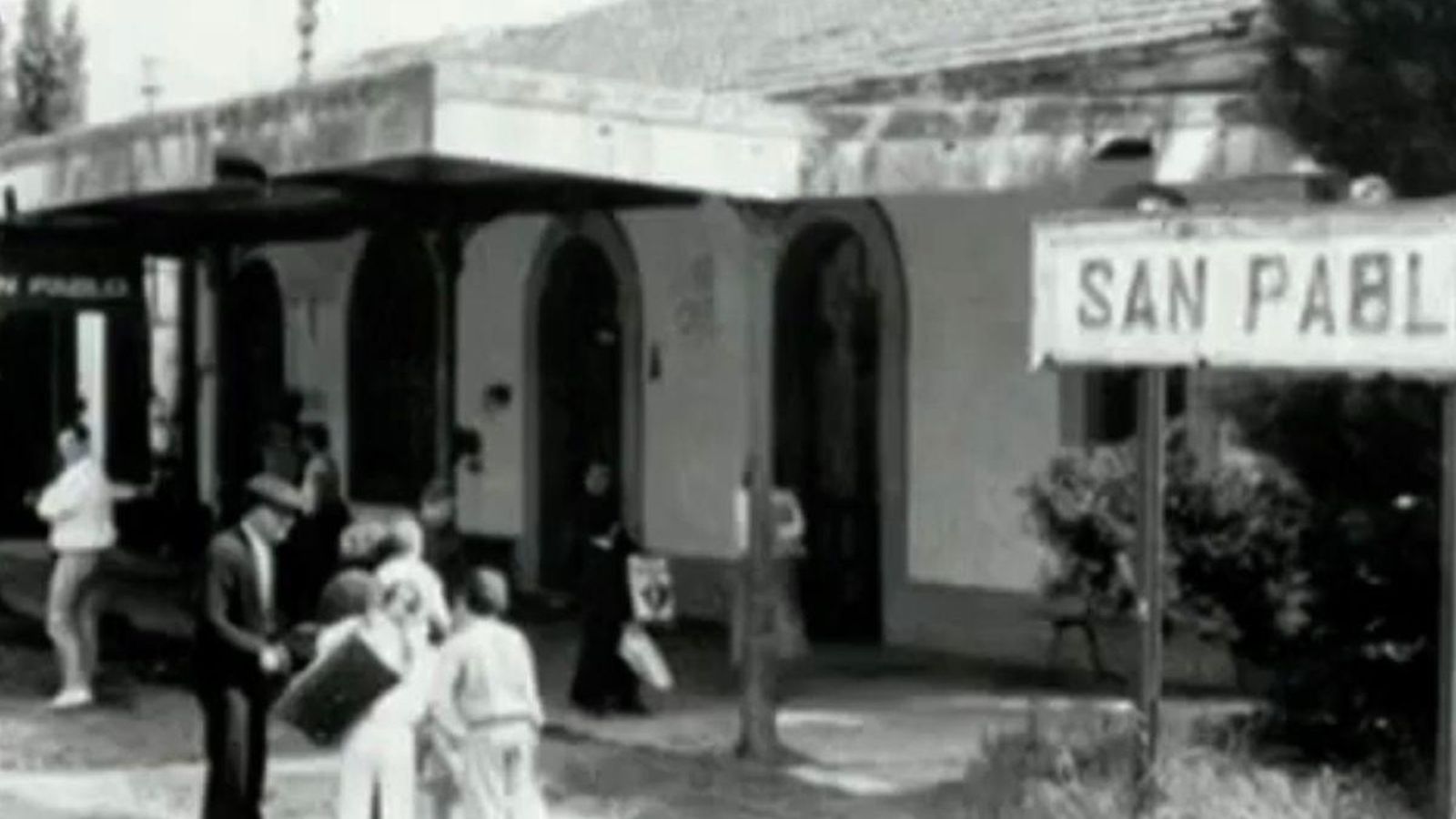 Imagen del antiguo andén repleto de viajeros en el siglo pasado