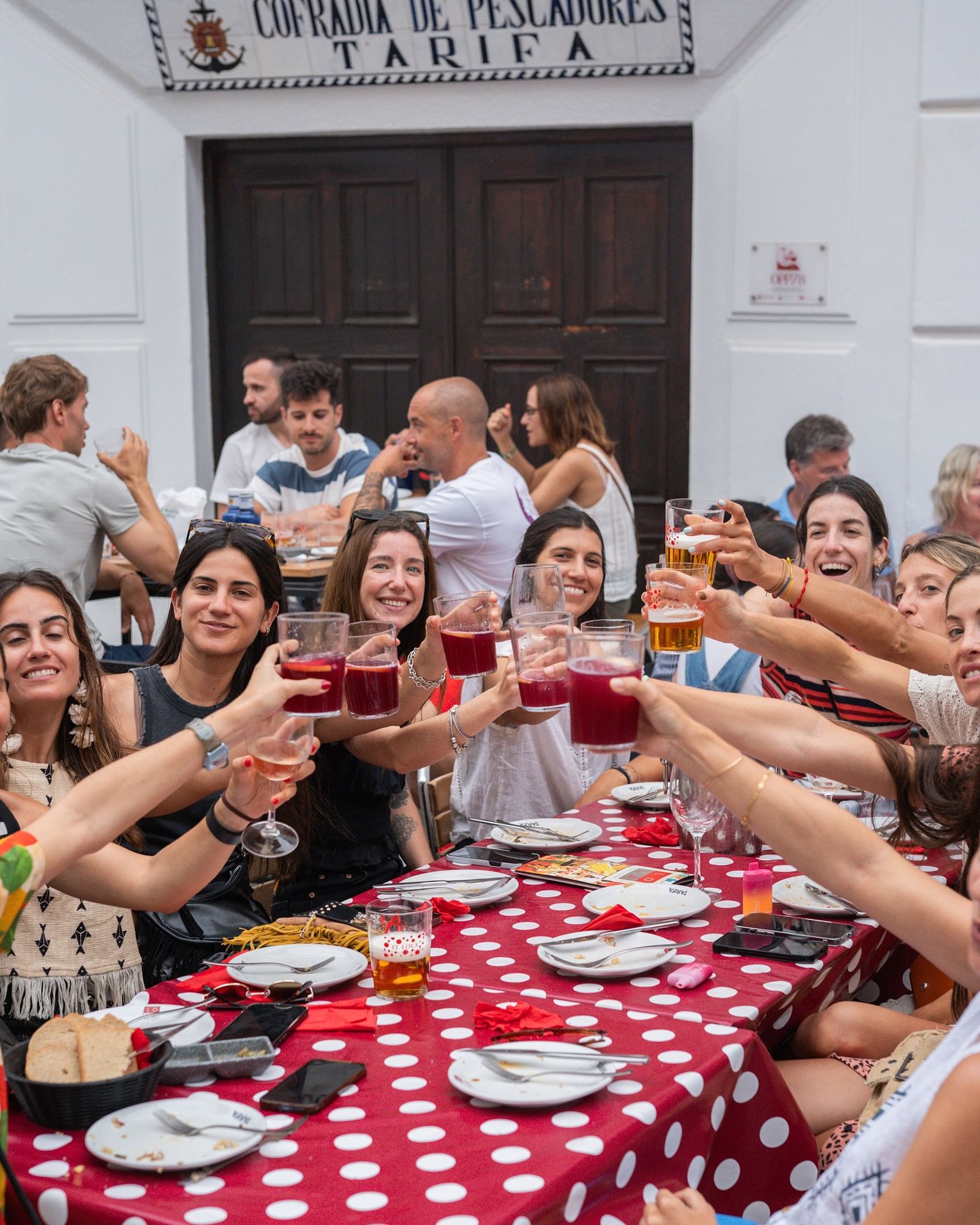Un grupo de comensales brinda en EL Lola de Tarifa