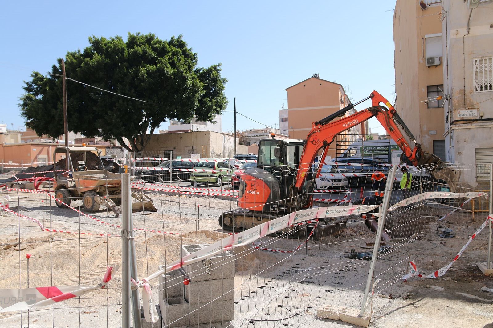 Trabajadores de Grupocopsa llevan a cabo la reforma de la plaza Acequieros y entorno.