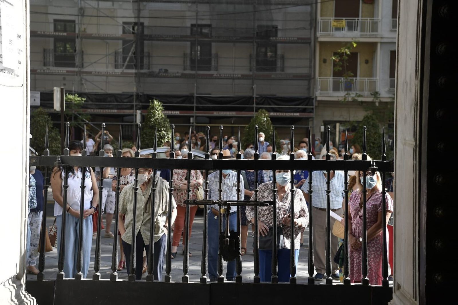 Granada no se resiste a dejar sin flores a su patrona pese a la pandemia