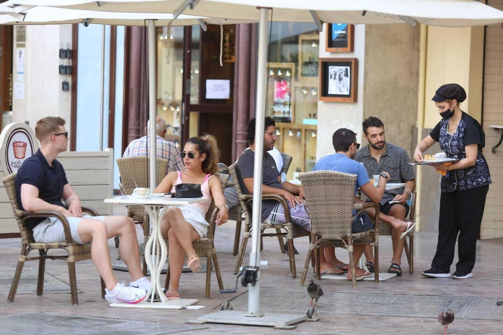 Clientes en una cafetería en Málaga capital.