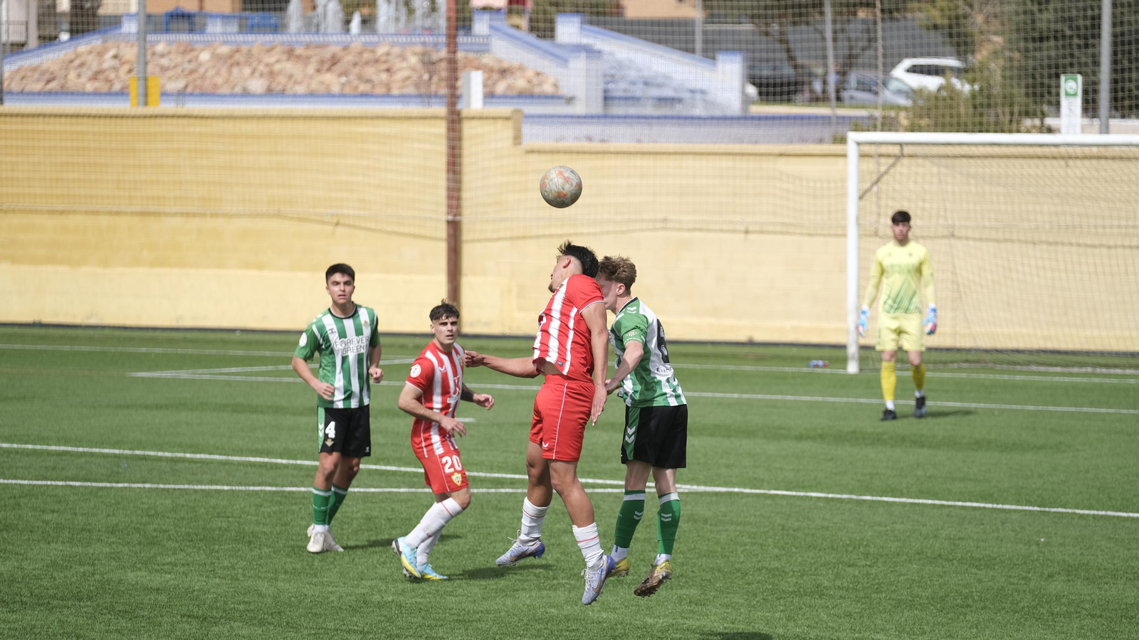 Rachad pugna con un rival por hacerse con un balón aéreo en un partido disputado en el Francisco Pomedio.