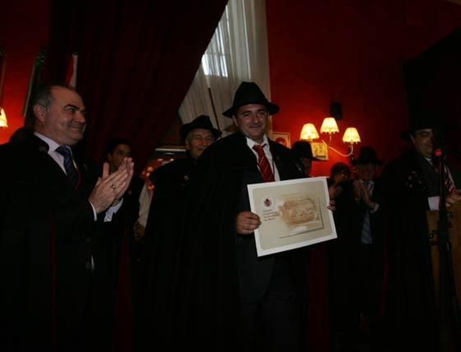 El Hotel Los Jándalos acoge la ceremonía de investidura de Emilio Viquiera, director deportivo del Xerez, como nuevo cofrade honorífico de la Cofradía del Botillo

Foto: Pascual
