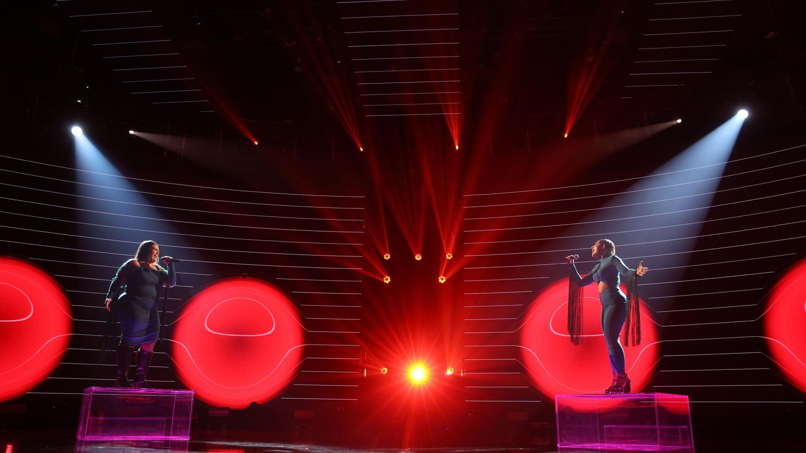 Bea y Violeta durante la actuación de 'Only You'