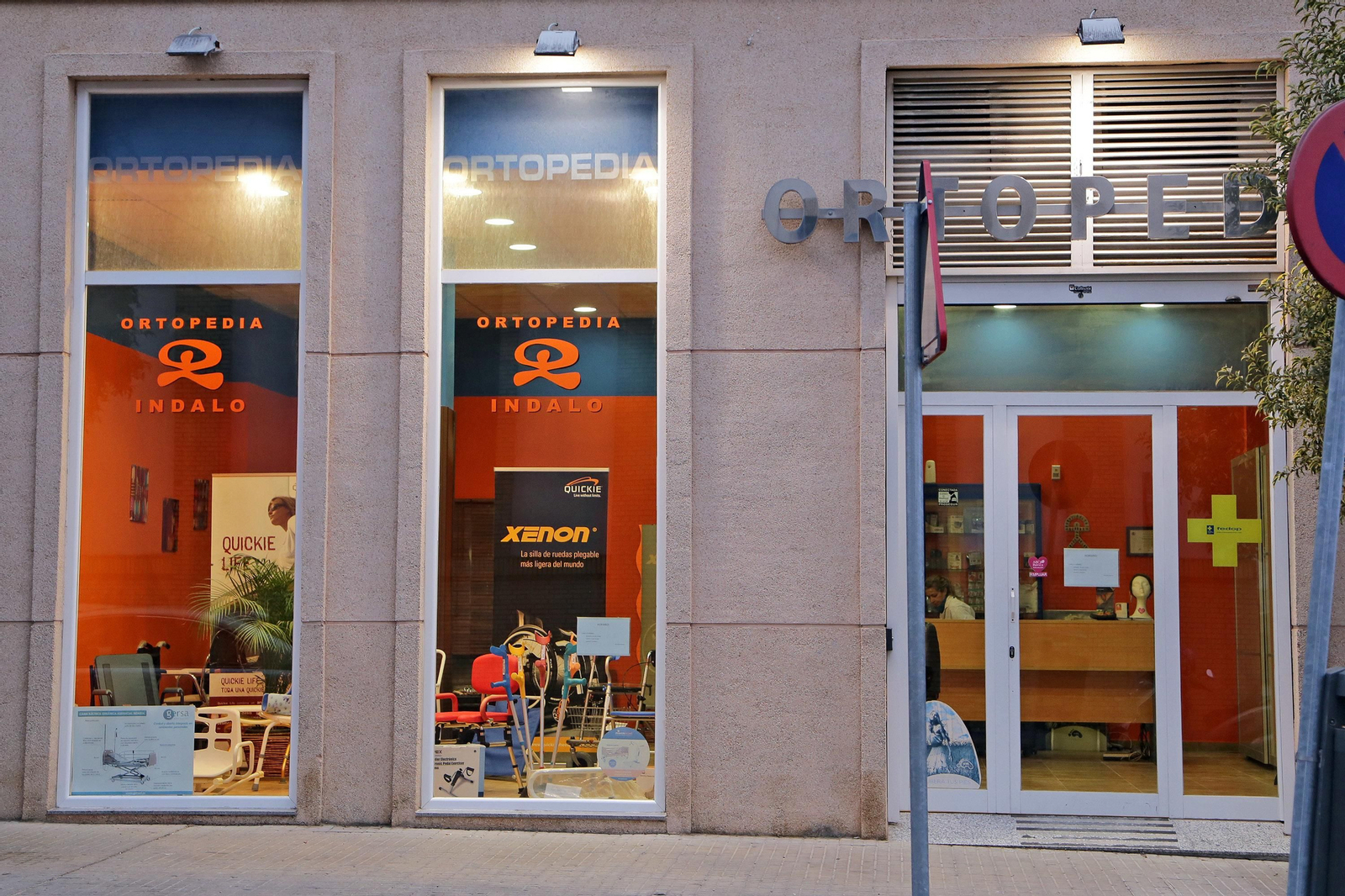 La ortopedia de Jerez que el pasado miércoles fue registrada por la Guardia Civil mantuvo ayer su actividad de forma absolutamente normal.