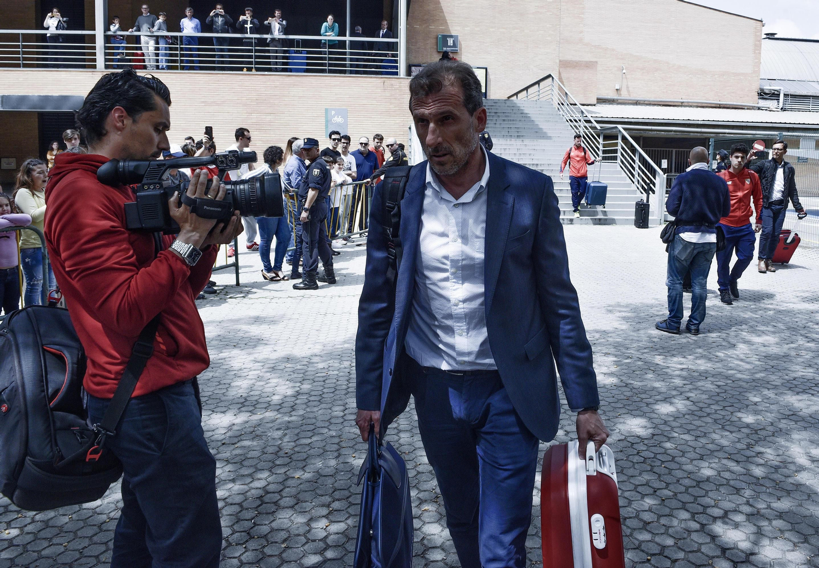 Óscar Arias, director deportivo, abandona la estación de Santa Justa tras la llegada del equipo.