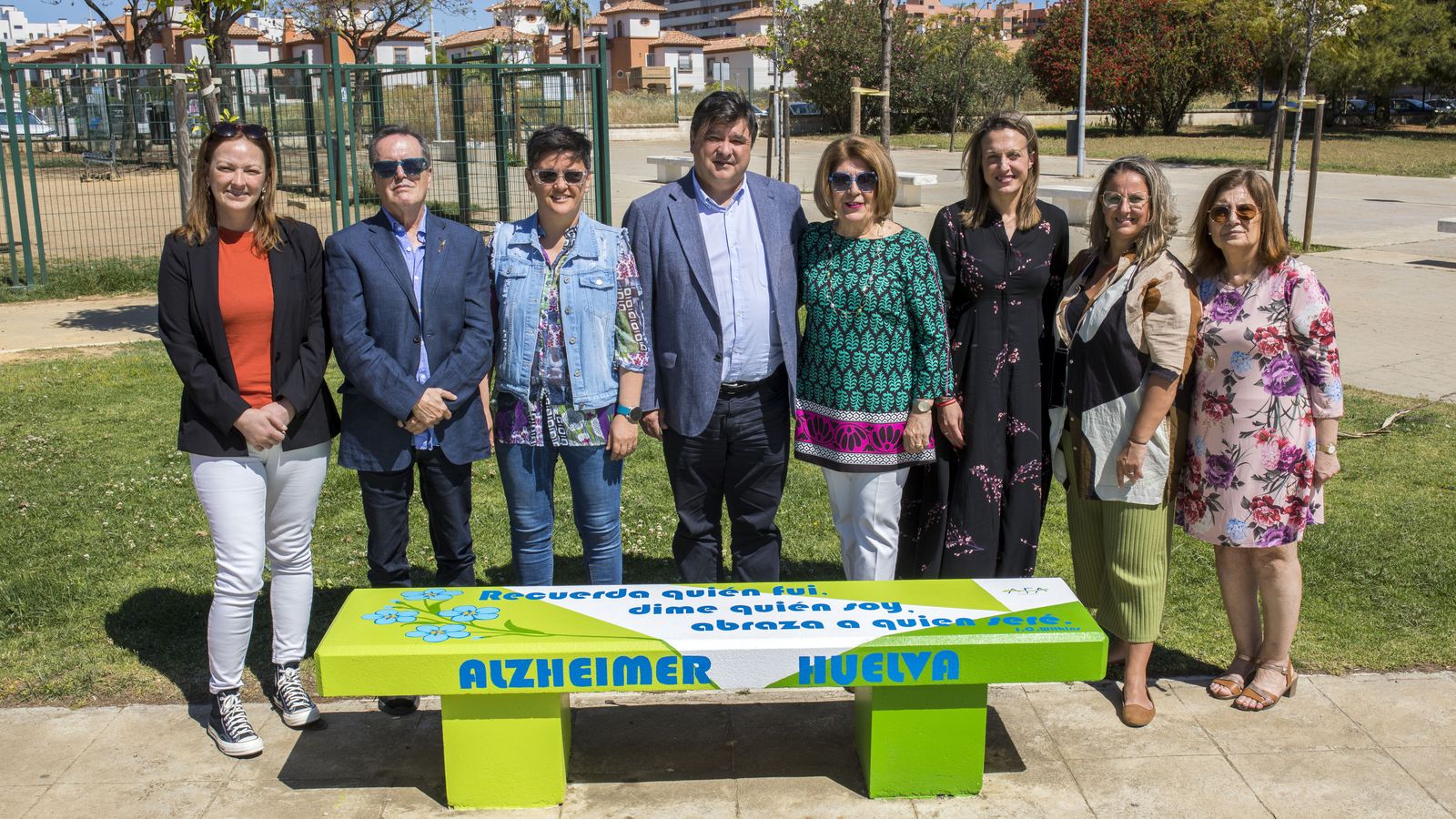 Foto de familia durante la presentación del nuevo banco.