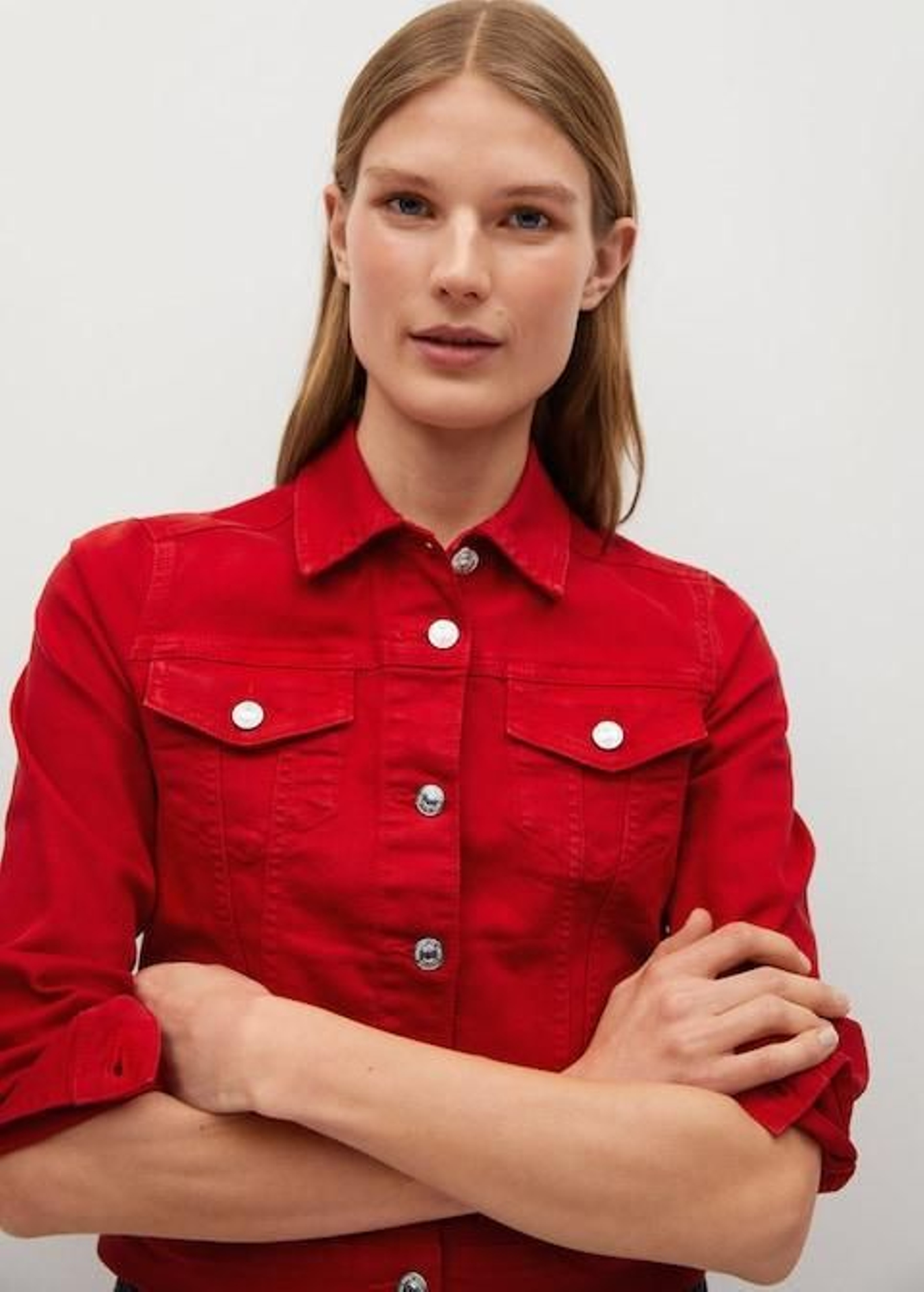 Chaqueta vaquera de color rojo de Mango.