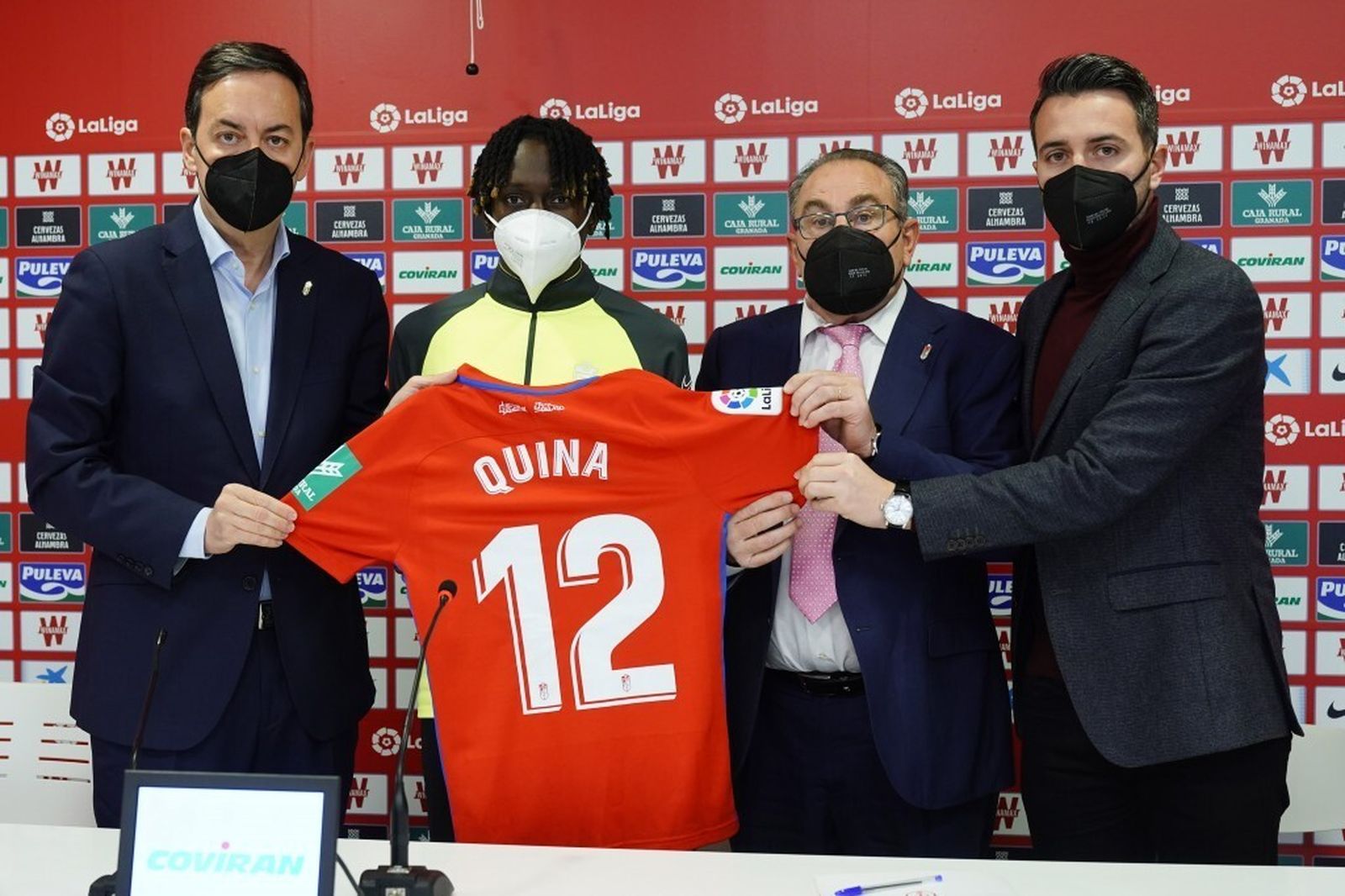 Domingos Quina, durante su presentación como nuevo jugador del Granada CF