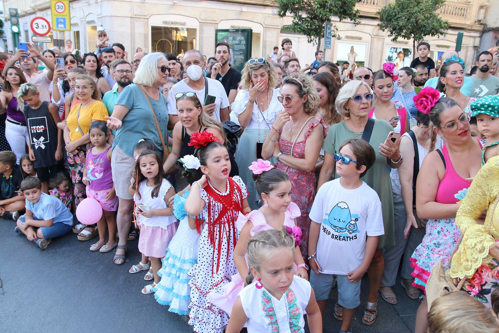 La Batalla de las Flores ha regresado inundando Almería de claveles