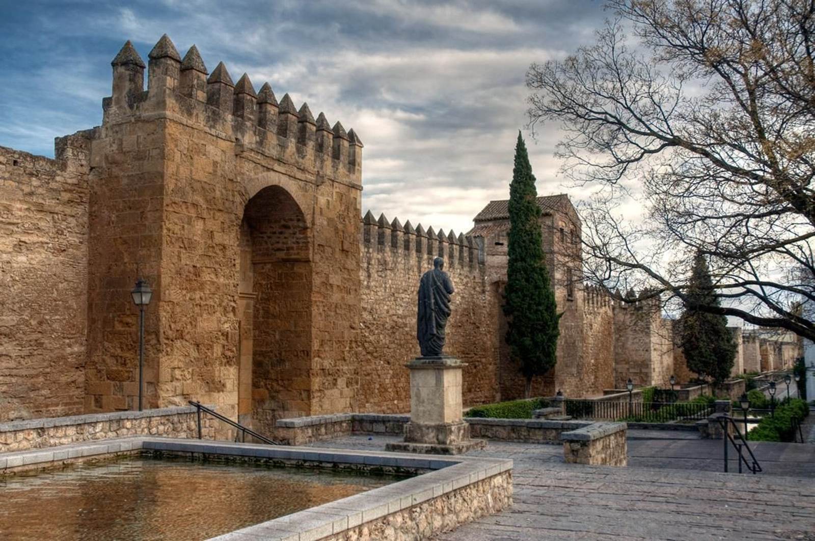 La zona de la Muralla de la calle Cairuán conforma un precioso paisaje  de piedra y agua en el centro de la ciudad