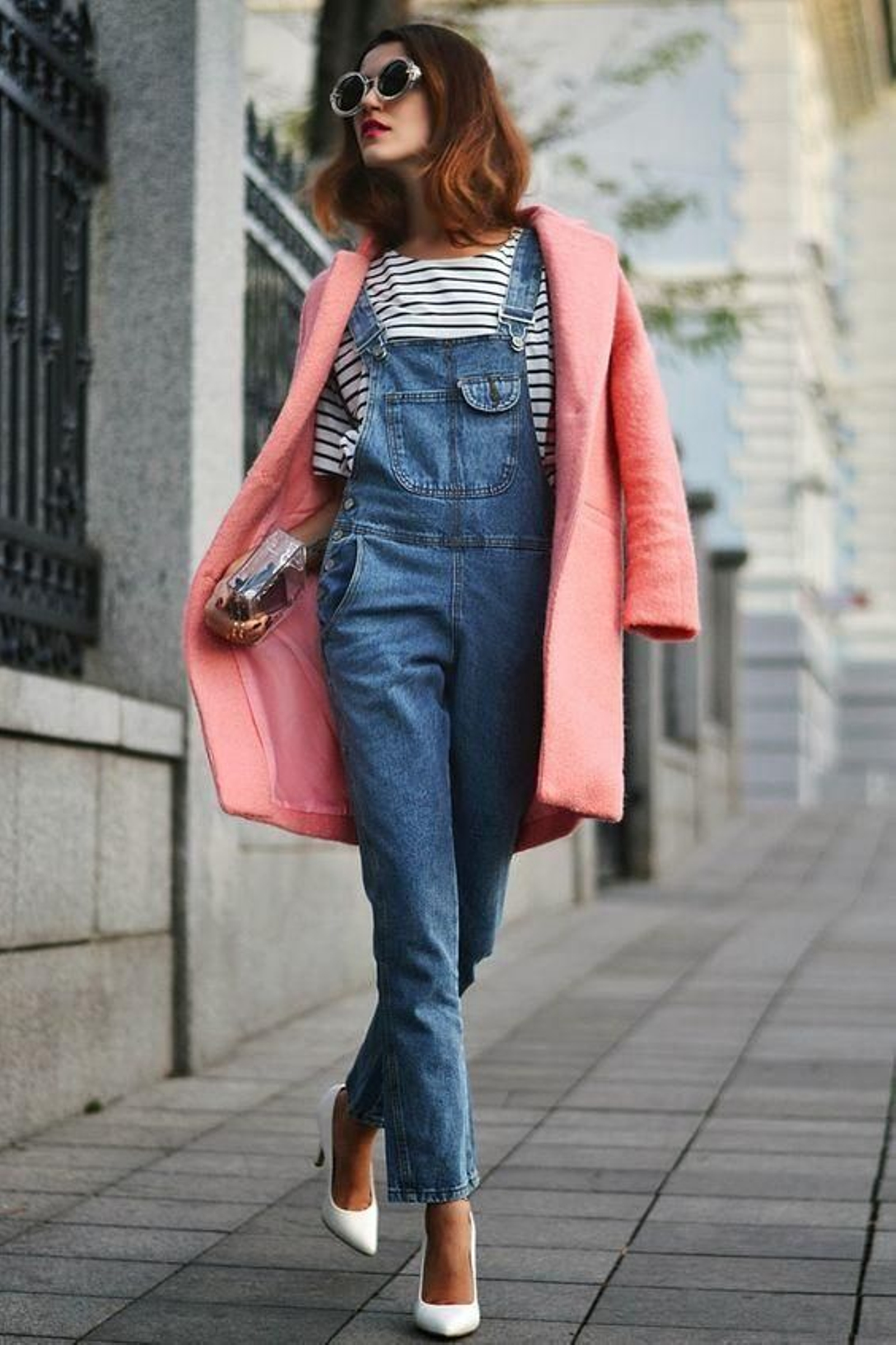 Look de oficina con peto vaquero y abrigo salmón.