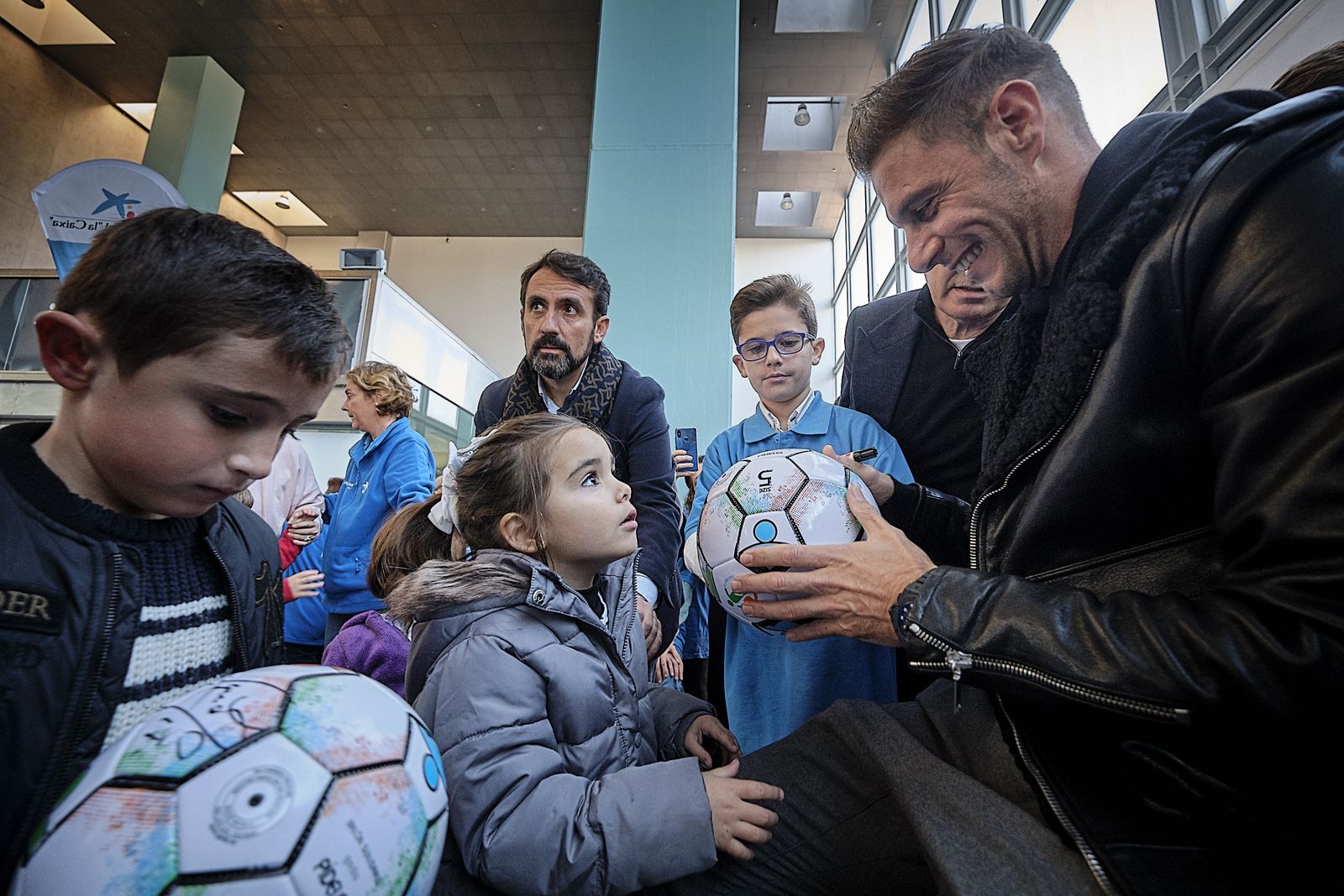 El bético Joaquín entrega balones firmados a 120 niños y niñas.