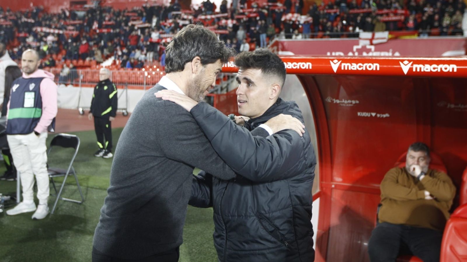 Rubi y Carles Manso se saludan afectuosamente antes del comienzo del partido.