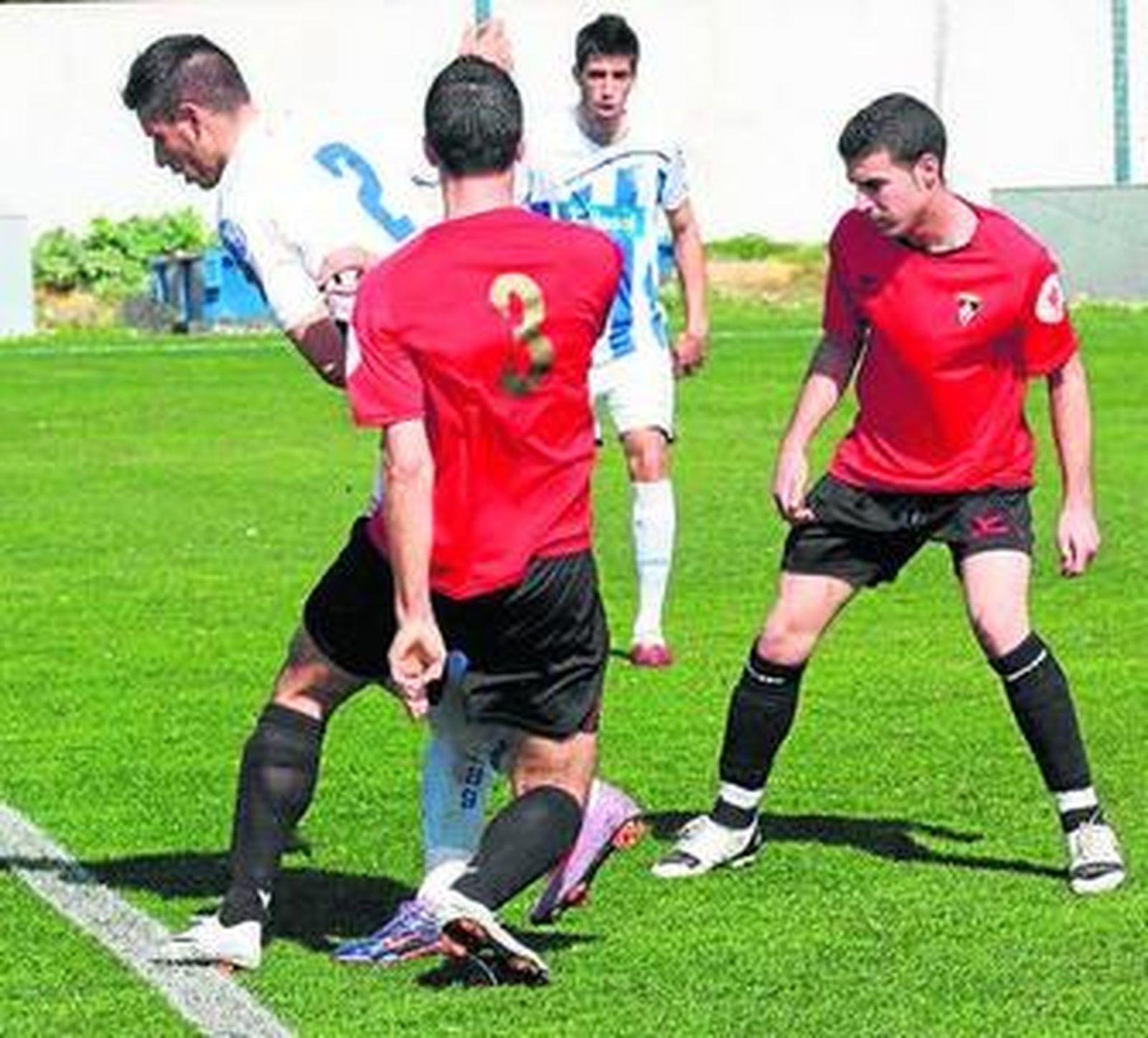 El Ayamonte tampoco podrá contar con Gonzalo -derecha- para mañana.