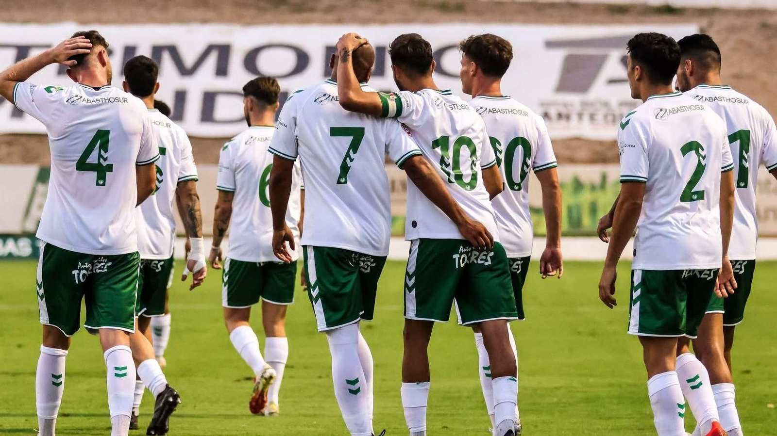 El Antequera CF celebra un gol durante pretemporada.