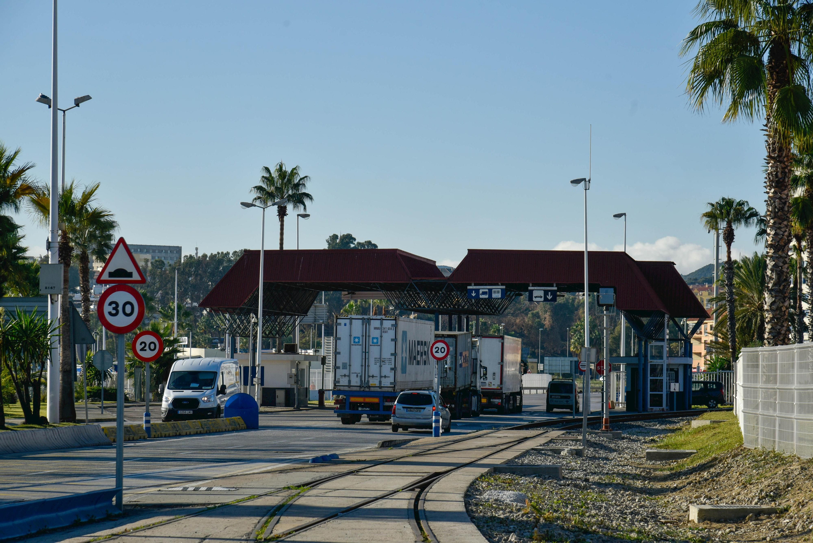 La marquesina actual de entrada sur al Puerto de Algeciras, este lunes.