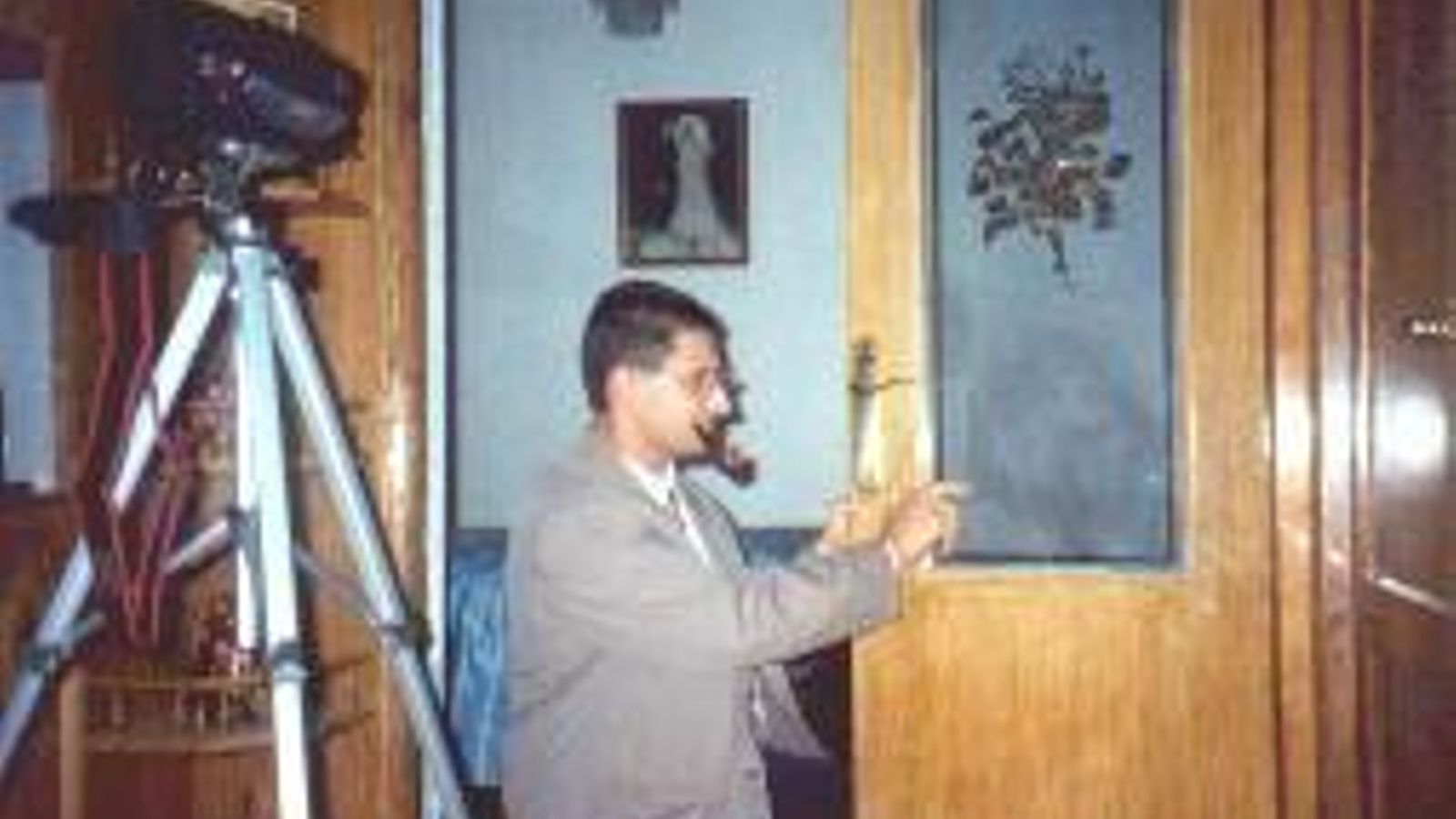 Pedro Amorós, en 1997, analizando la imagen aparecida en el cristal.