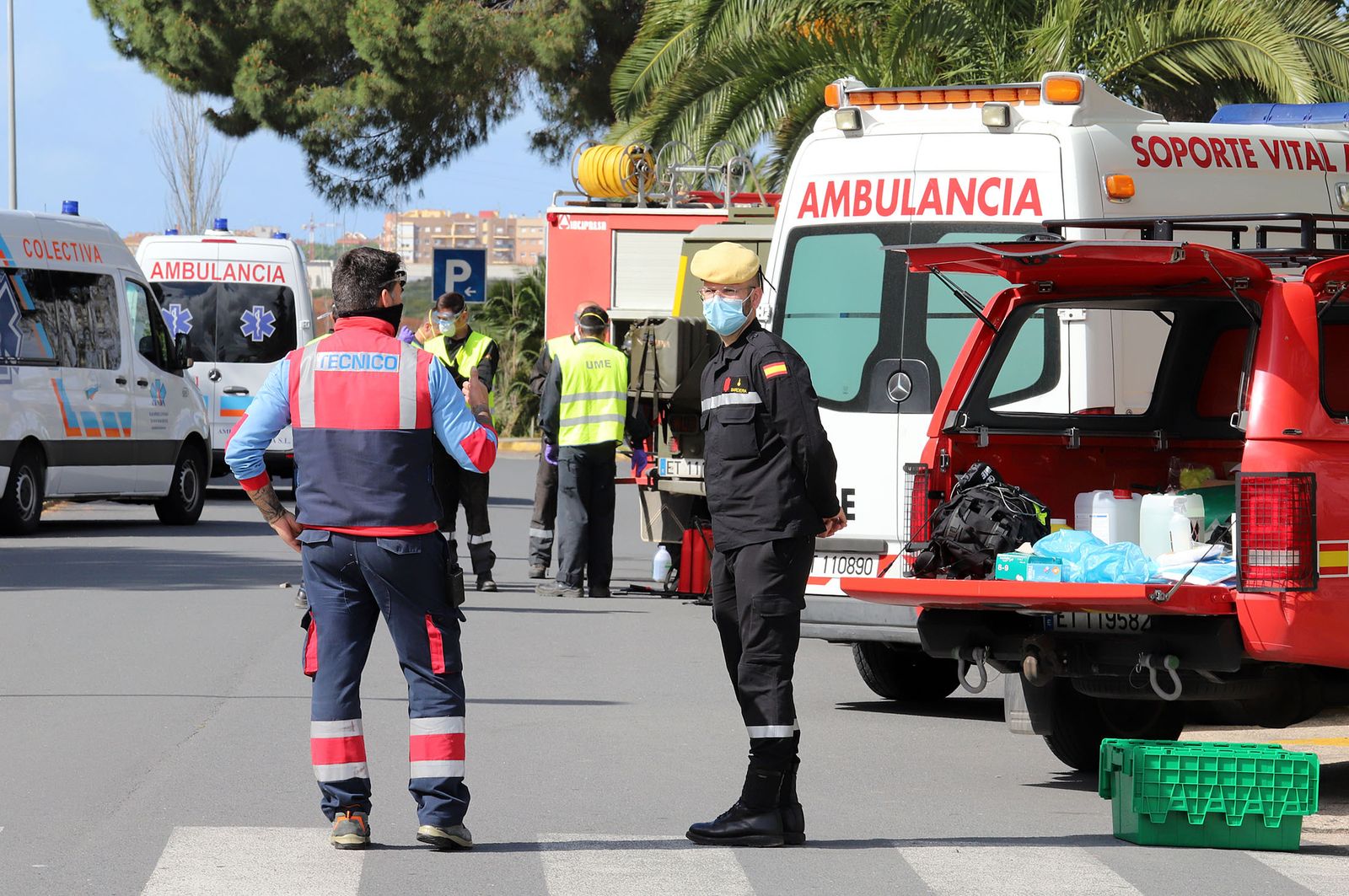 Imágenes de las tareas de desinfección de la UME en el Hospital Infanta Elena