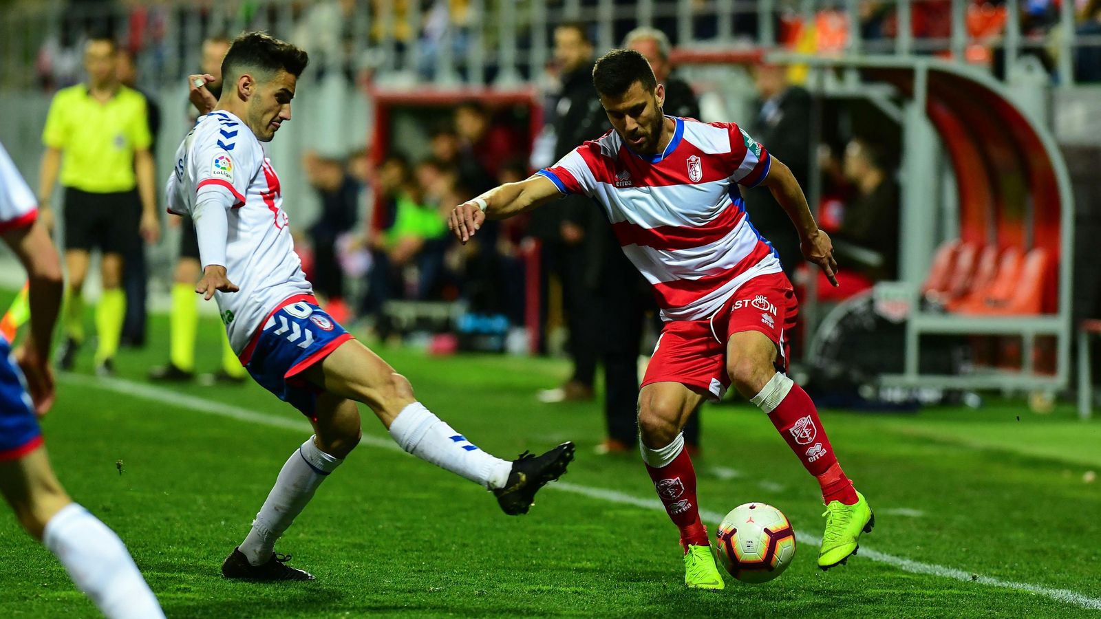 Fede Vico intenta hacer un recorte a un jugador majariego.