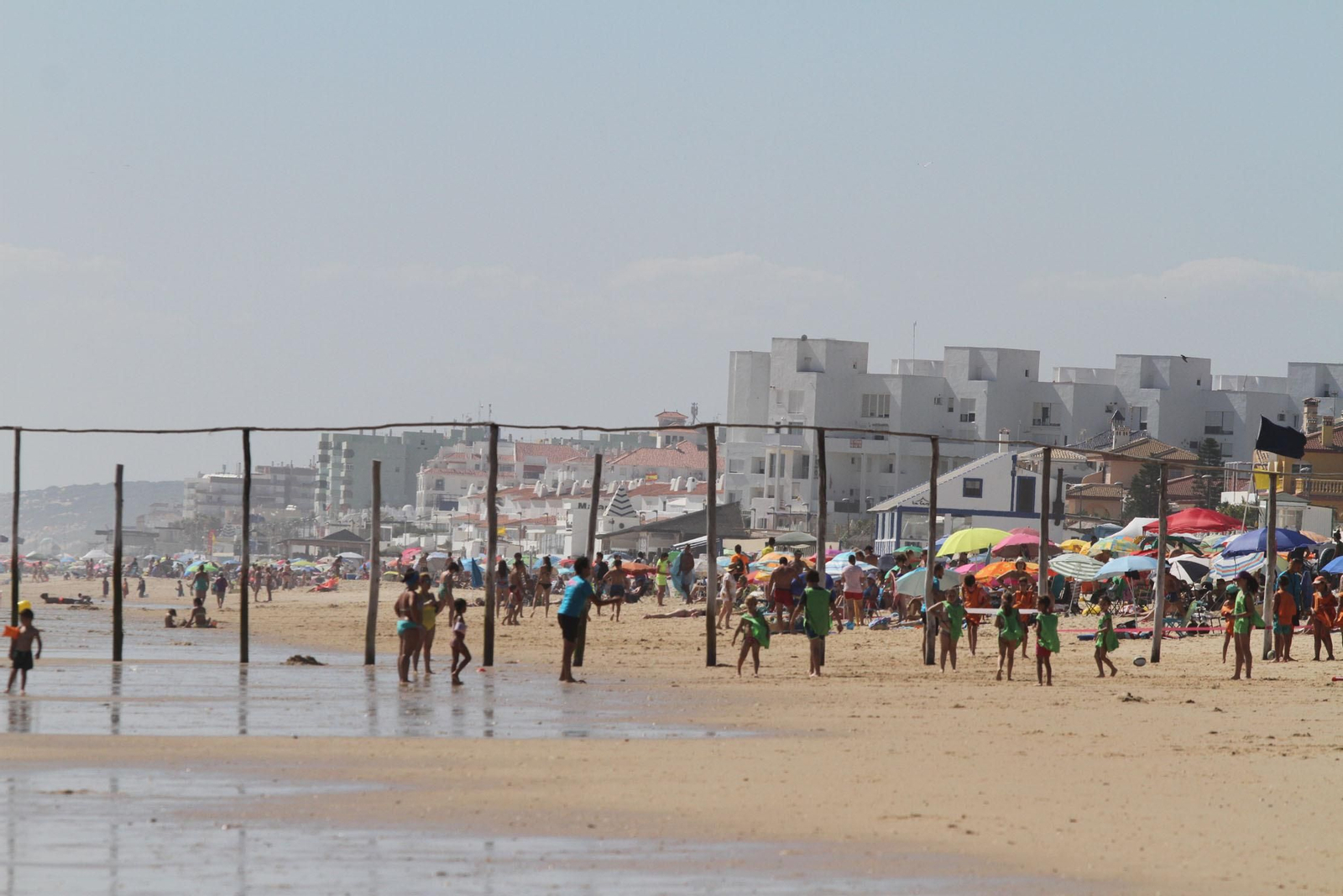 ¿Sabías para qué sirven estos palos y en qué playa de Huelva están?