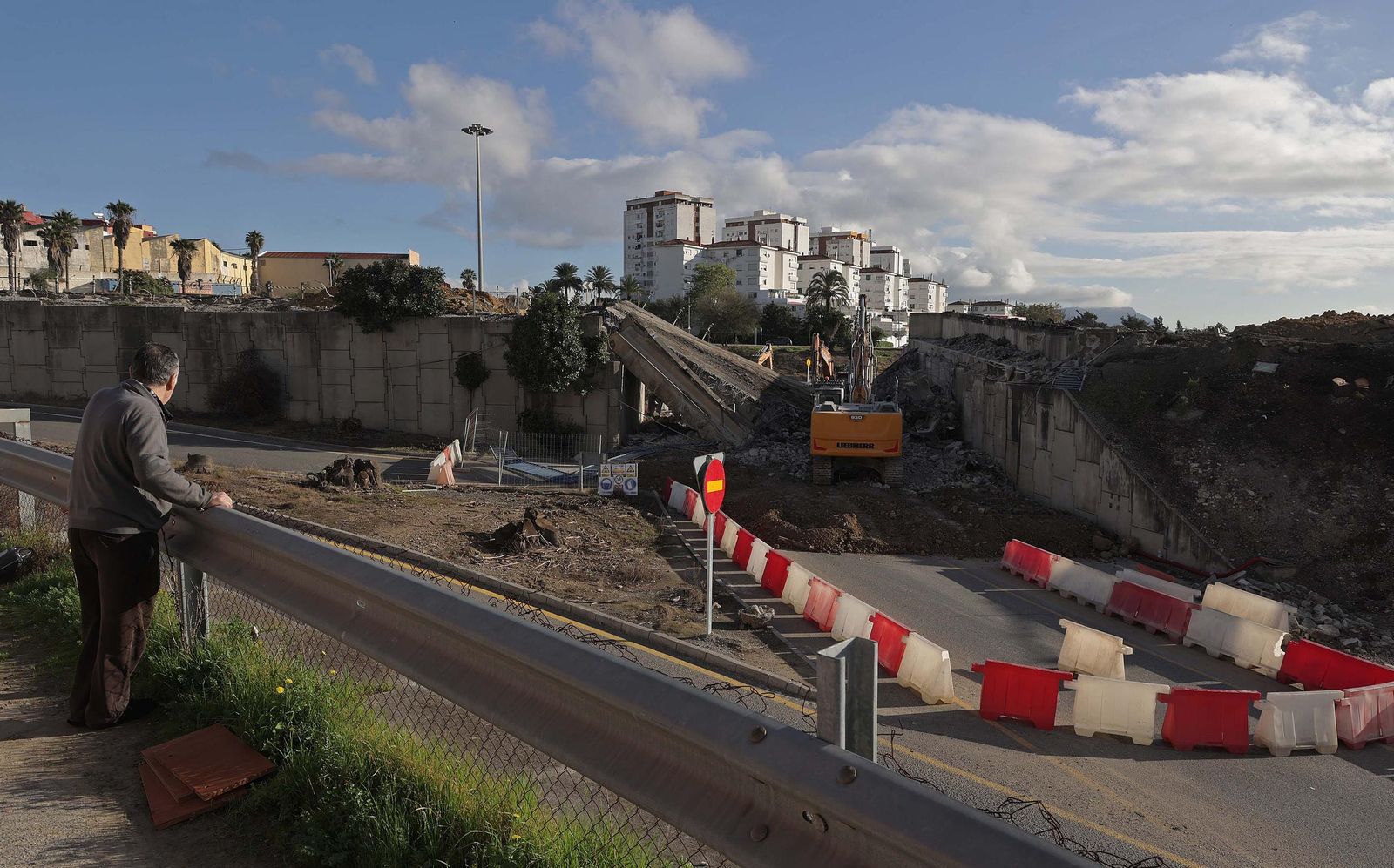 Fotos de la demolición del puente de Los Pastores en Algeciras