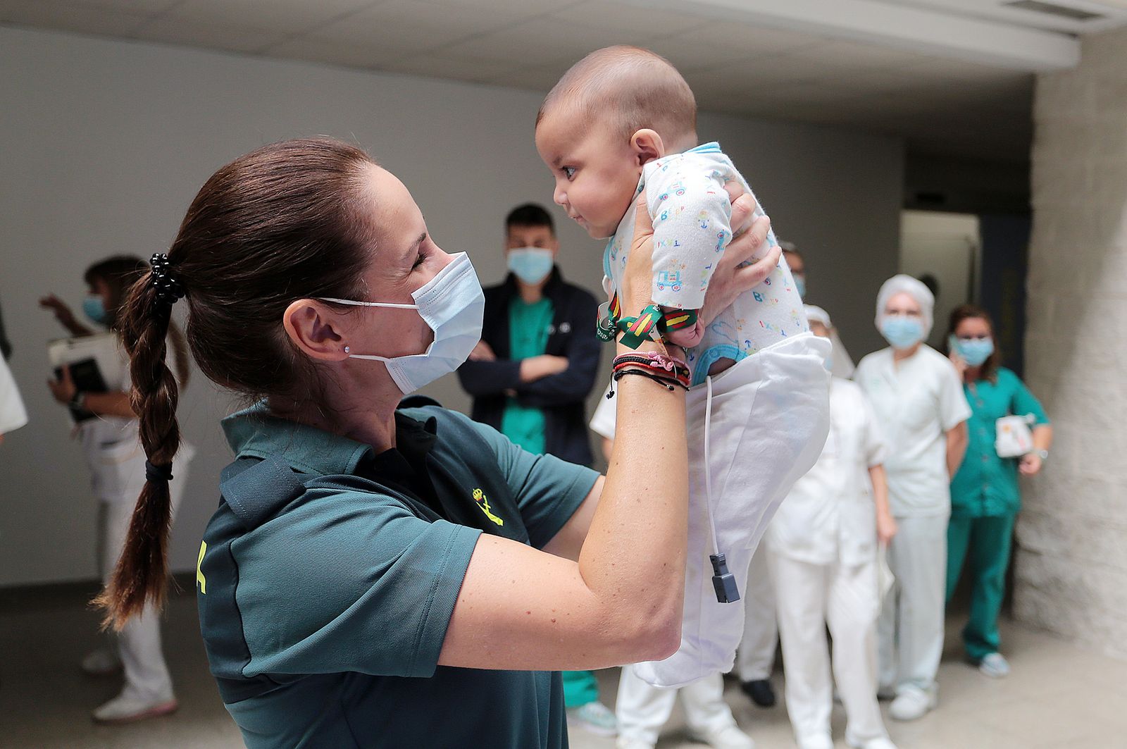 Imágenes de la exhibición de la Guardia Civil en el Hospital Juan Ramón Jiménez con motivo del 35 aniversario de la incorporación de la mujer