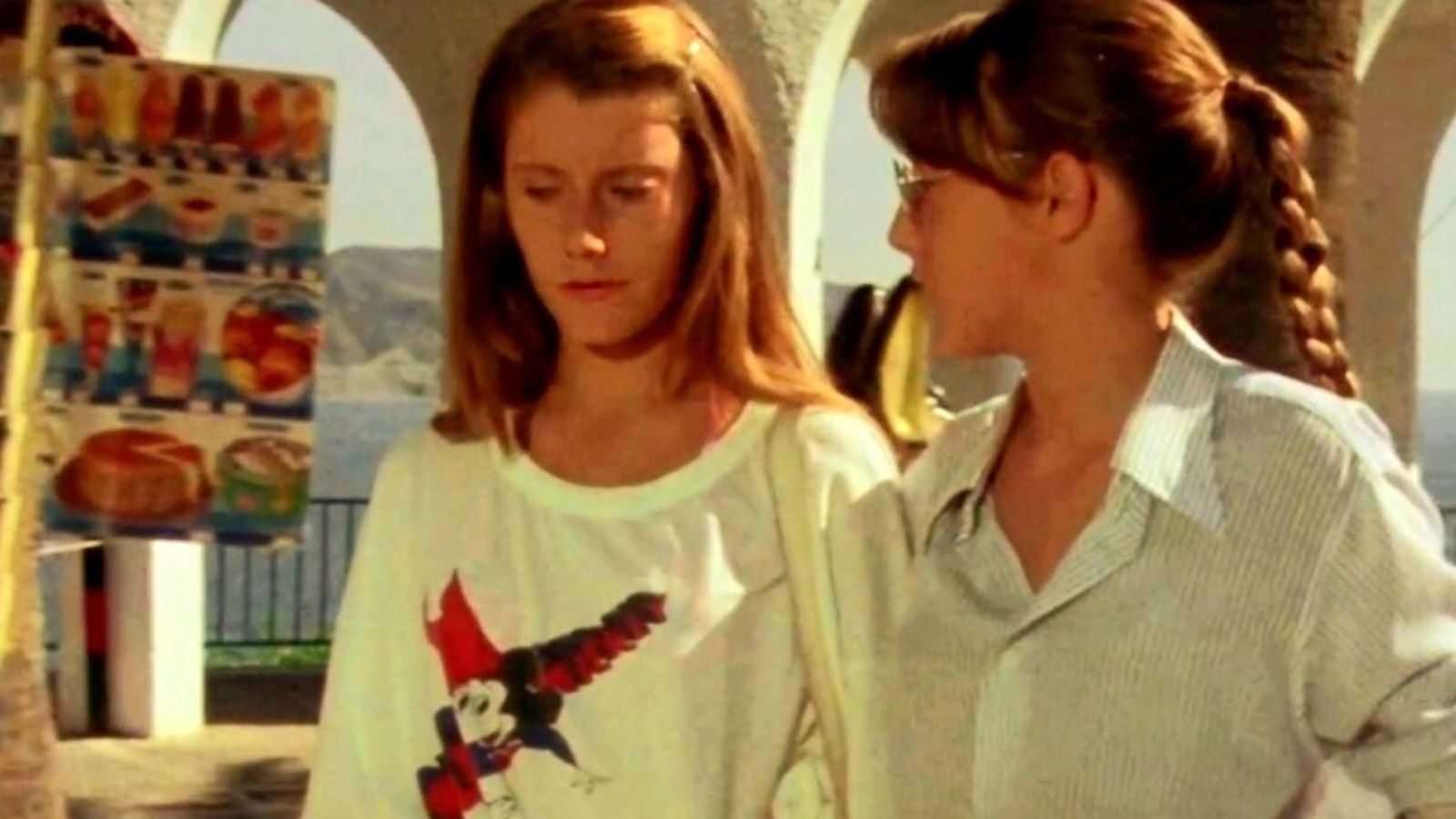 Bea y Desi ante el cartel de Avidesa