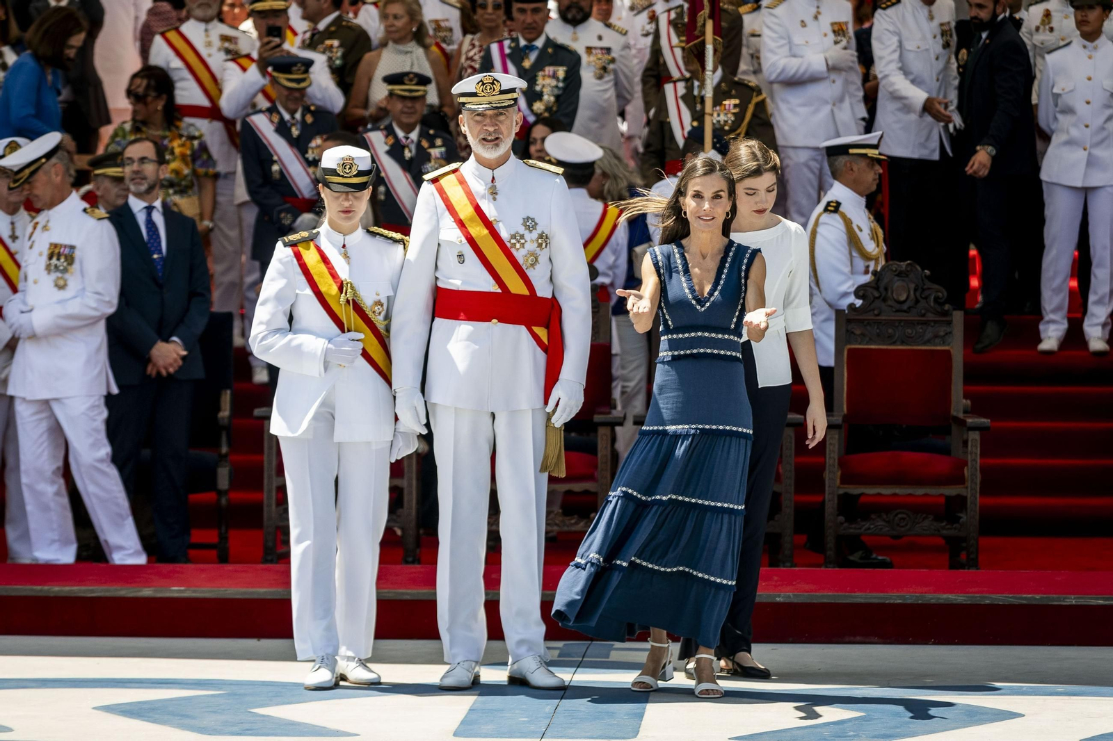 La princesa Leonor termina su formación en la Armada recibiendo de manos de su padre la Cruz al Mérito Naval