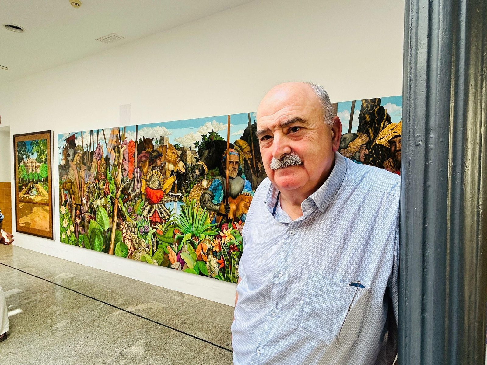 Antonio Belda, junto a su exposición en el CAC de Vélez-Málaga