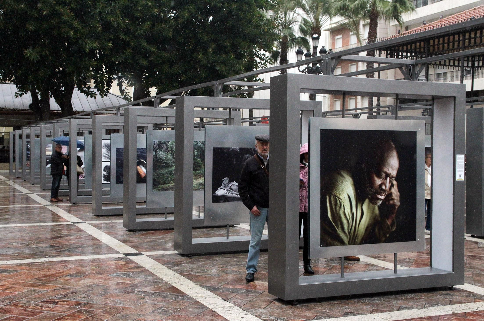Latitudes, inauguración de la exposición colectiva en la Plaza de Las Monjas en imágenes