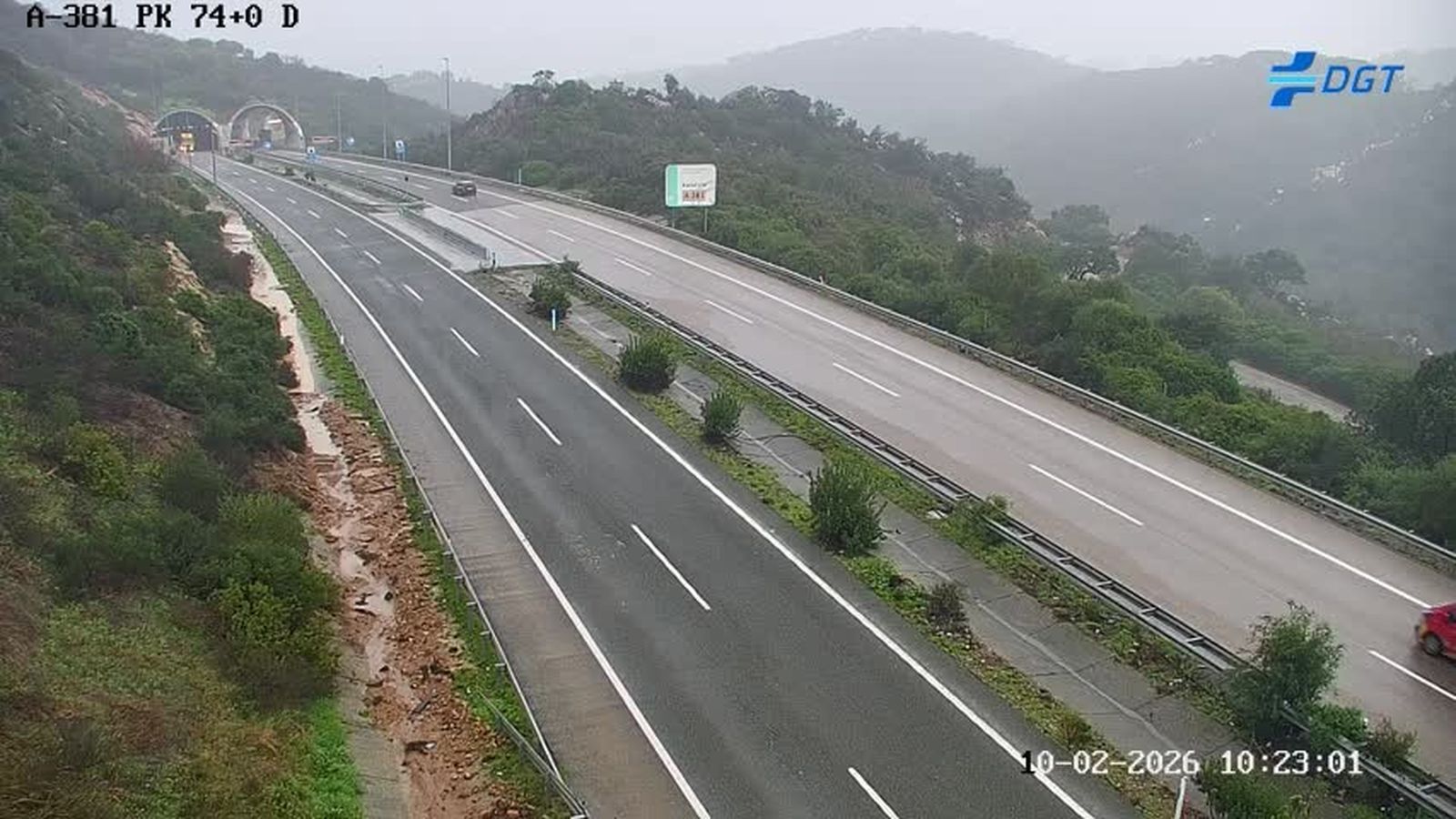 Imagen del punto kilométrico 74 de la A.381, justo antes del corte de la vía por riesgo de desprendimientos