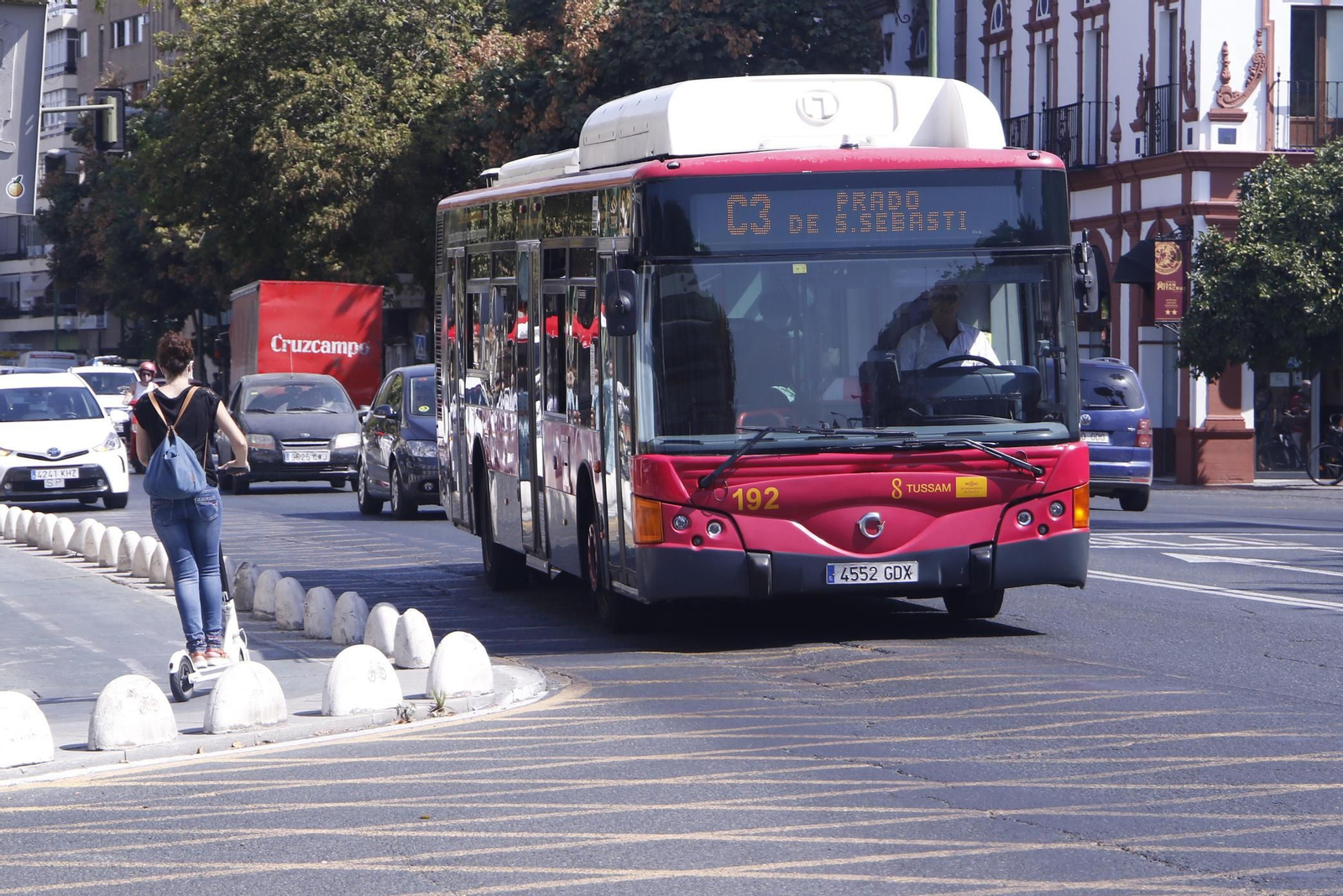 Un autobús de la línea C3 transitando por Ménendez Pelayo
