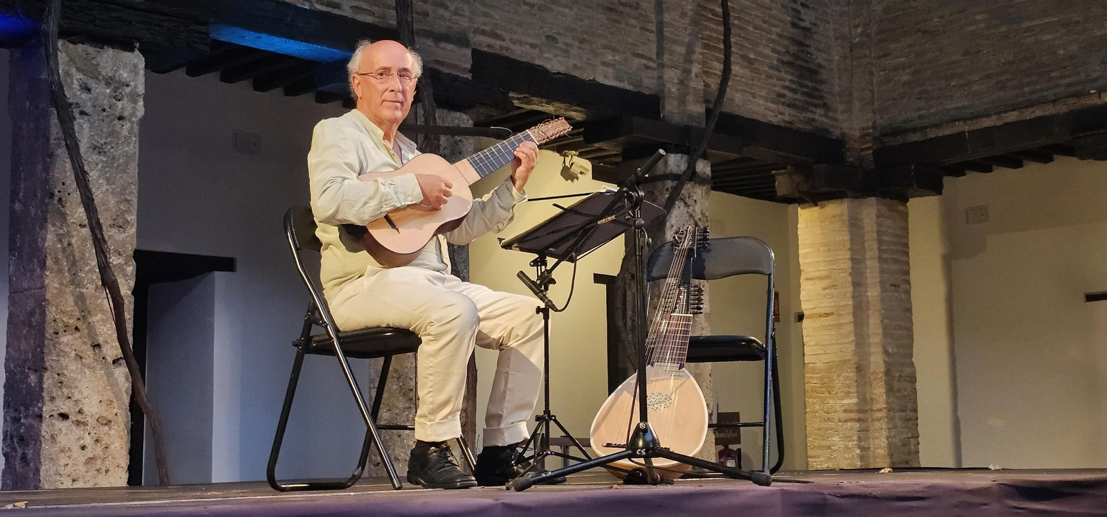 José Miguel Moreno con la vihuela en el Corral del Carbón