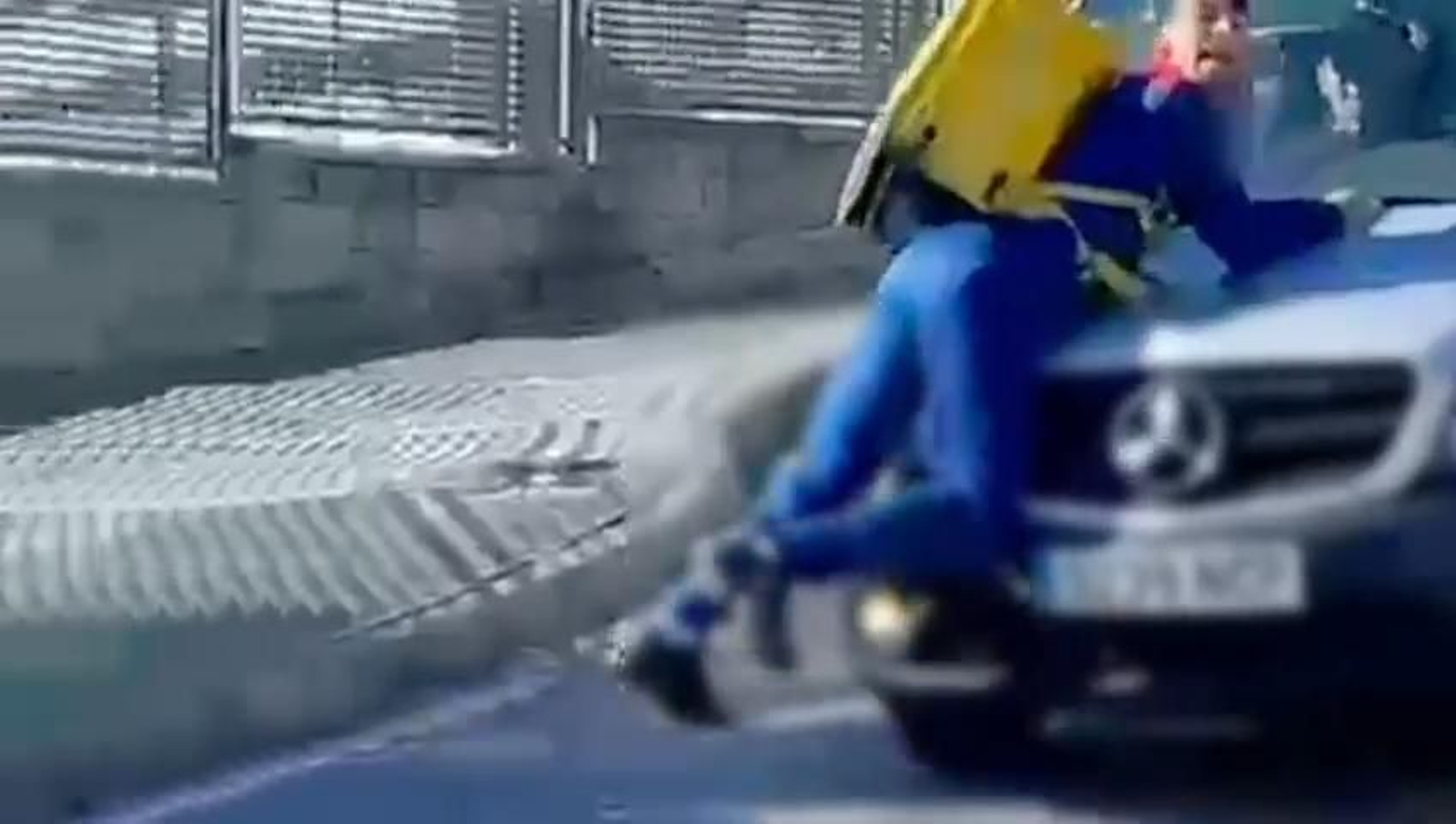 La Guardia Civil detiene al conductor que arrastró a un repartidor de Glovo sobre el capó durante varios kilómetros en Algeciras