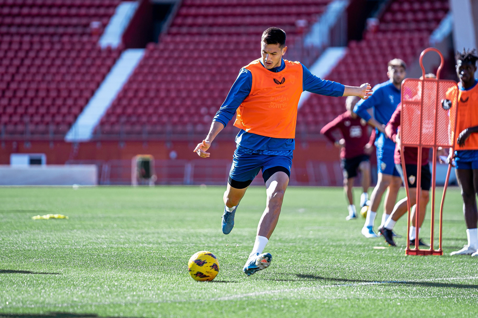 César Montes disparando a portería en el entreno de este viernes
