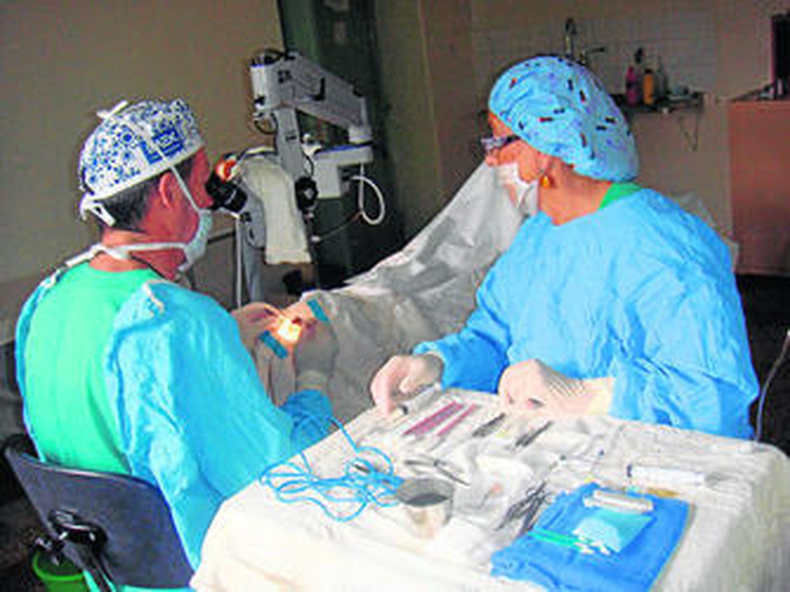 Vinuesa y Andrés, durante una de las intervenciones quirúrgicas realizadas en Mekalla.