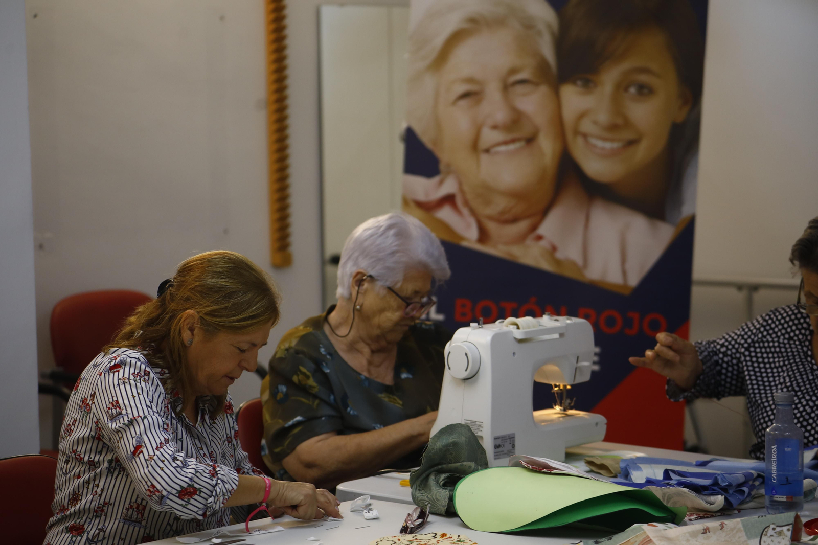 Así elaboran los cojines solidarios para luchar contra el cáncer de mama