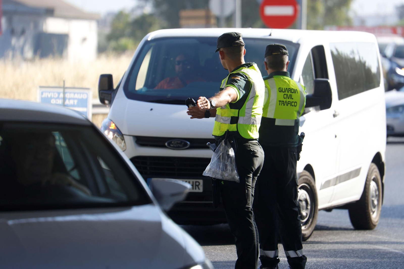 En imágenes, la campaña "No corras, no bebas, no cambies de rueda", de la Guardia Civil, DGT y Aspaym Córdoba.