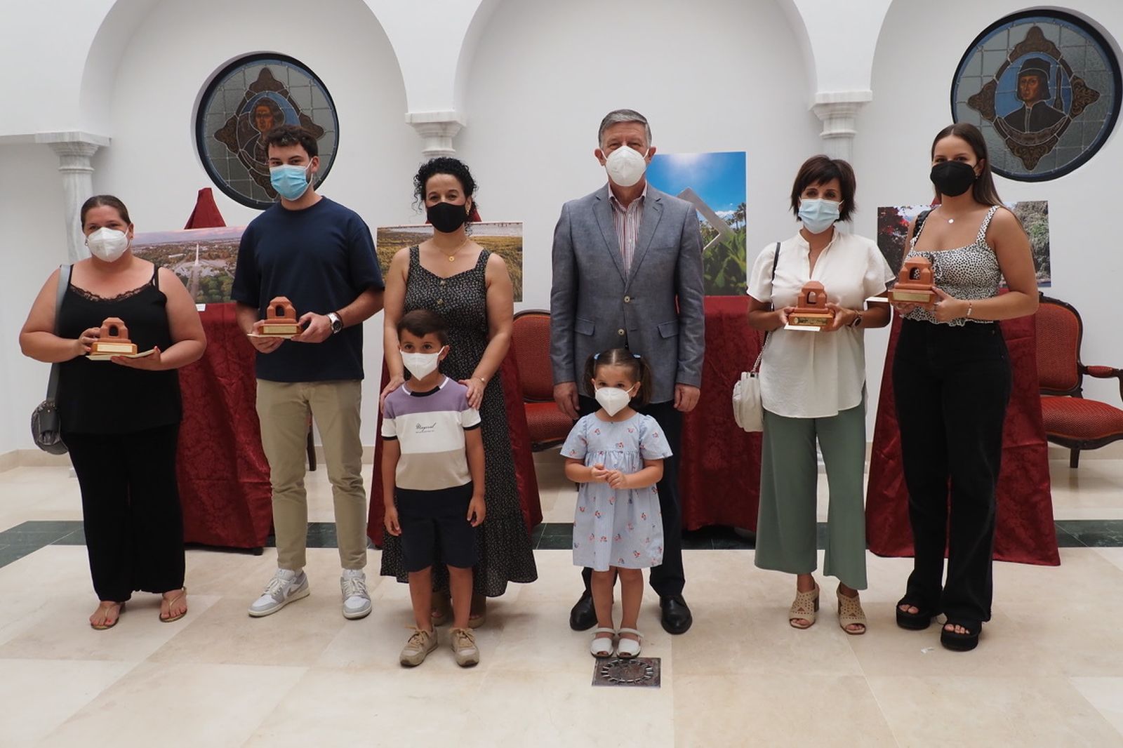 Carmelo Romero y Gema Domínguez junto a los galardonados