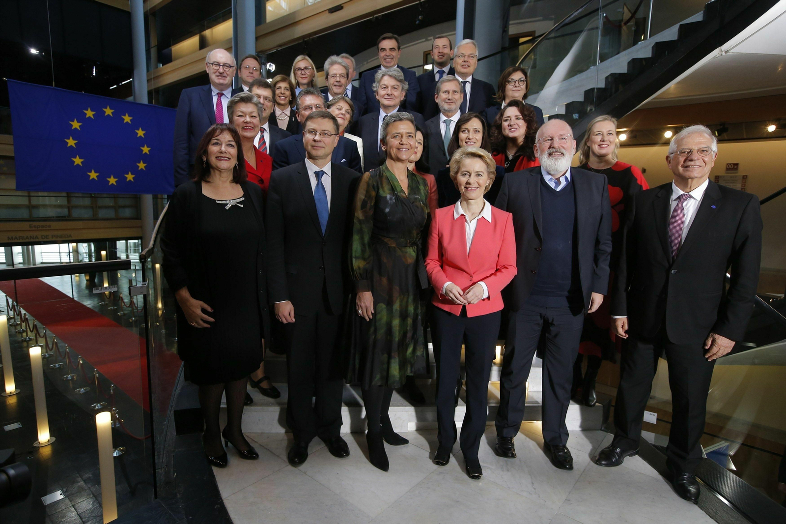 La presidenta de la Comisión Europea, Ursula von der Leyen, posa con su equipo de comisarios en Estrasburgo.