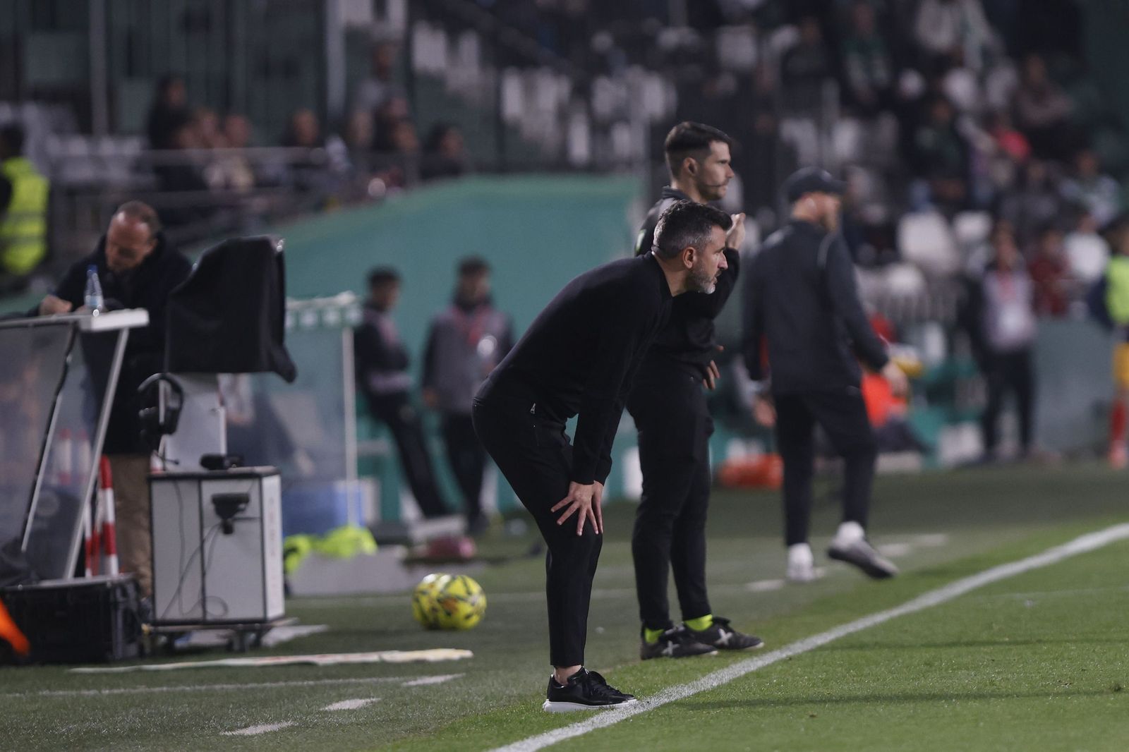 Iván Ania da órdenes durante un lance del partido.