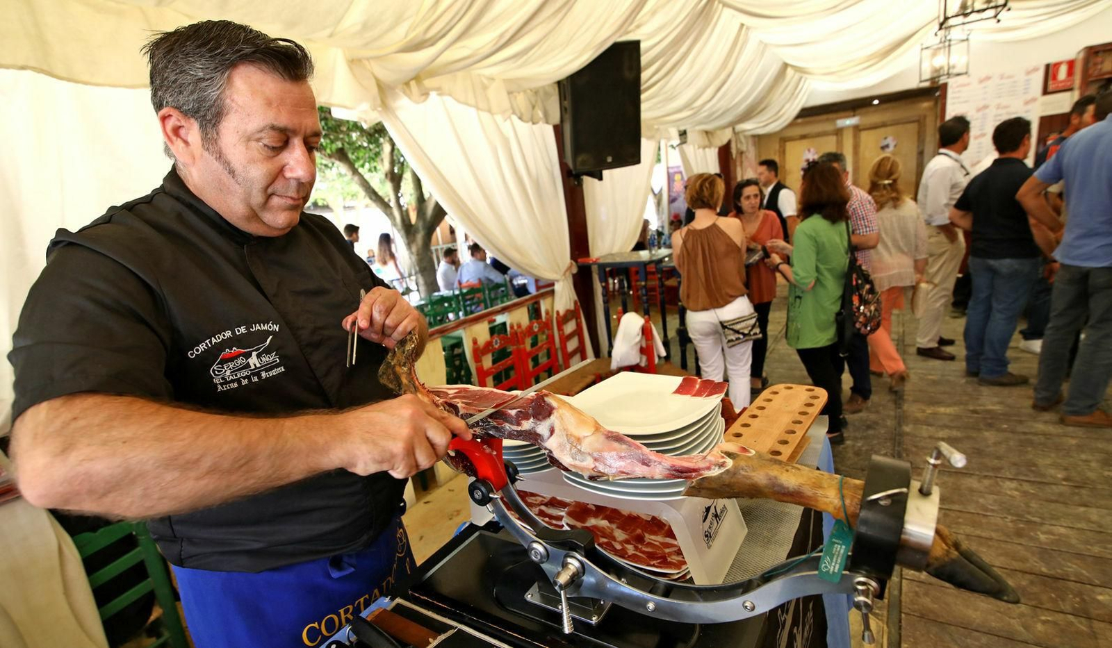 Un cortador de jamón, trabajando en una caseta de la Feria de Jerez