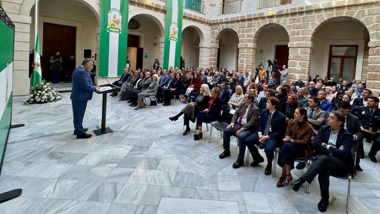 El escritor Jesús Maeso interviene en el acto del Día de la Bandera en Cádiz.