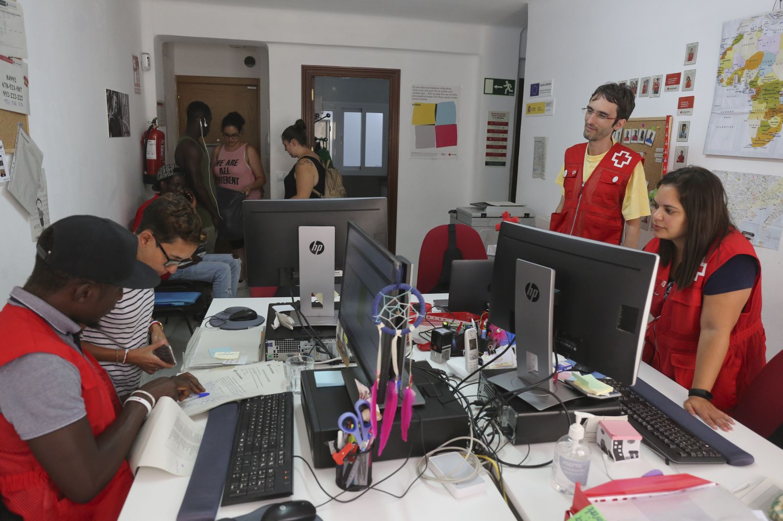 Algunos voluntarios de Cruz Roja trabajando.